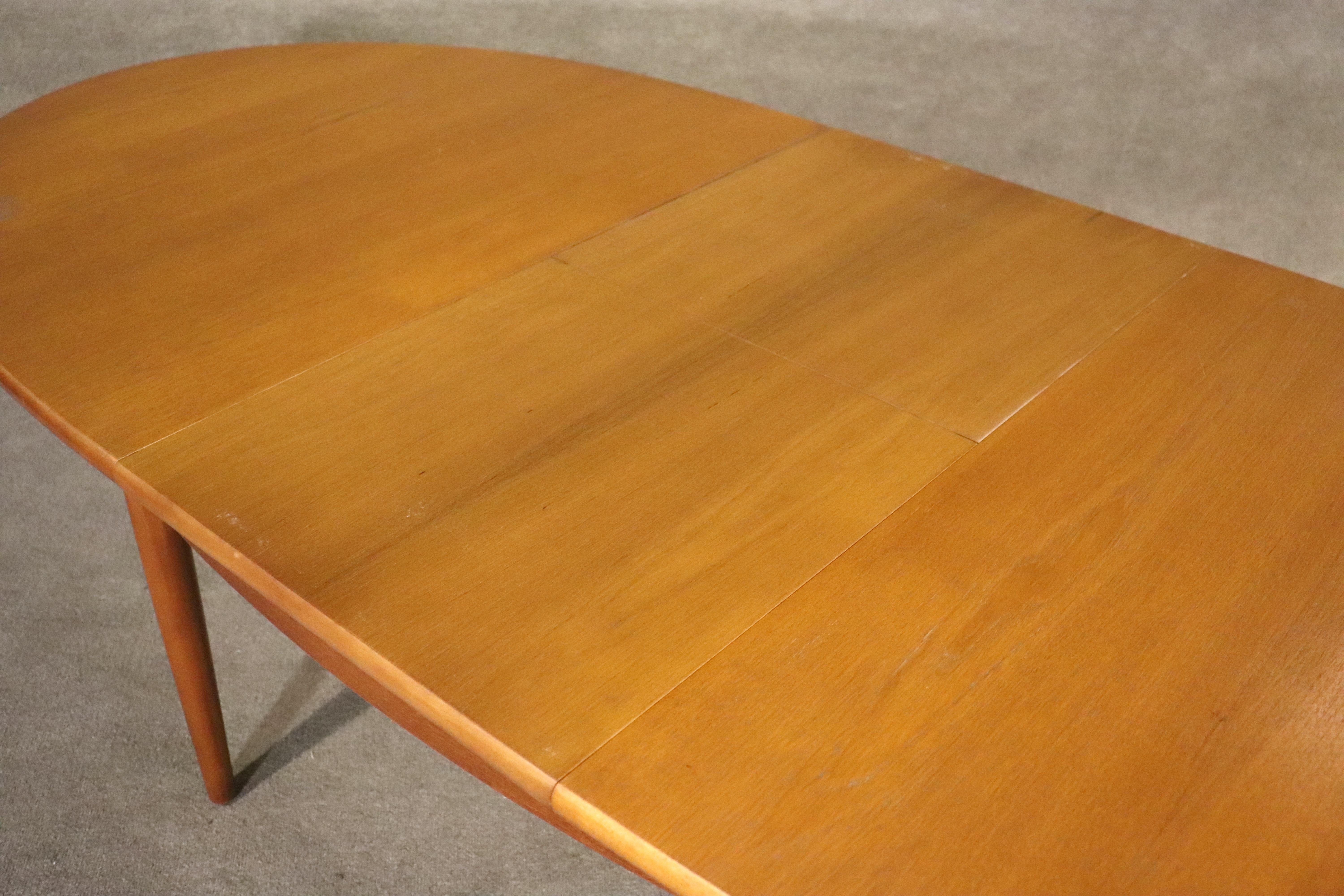 Table à manger danoise extensible avec feuille papillon Bon état - En vente à Brooklyn, NY