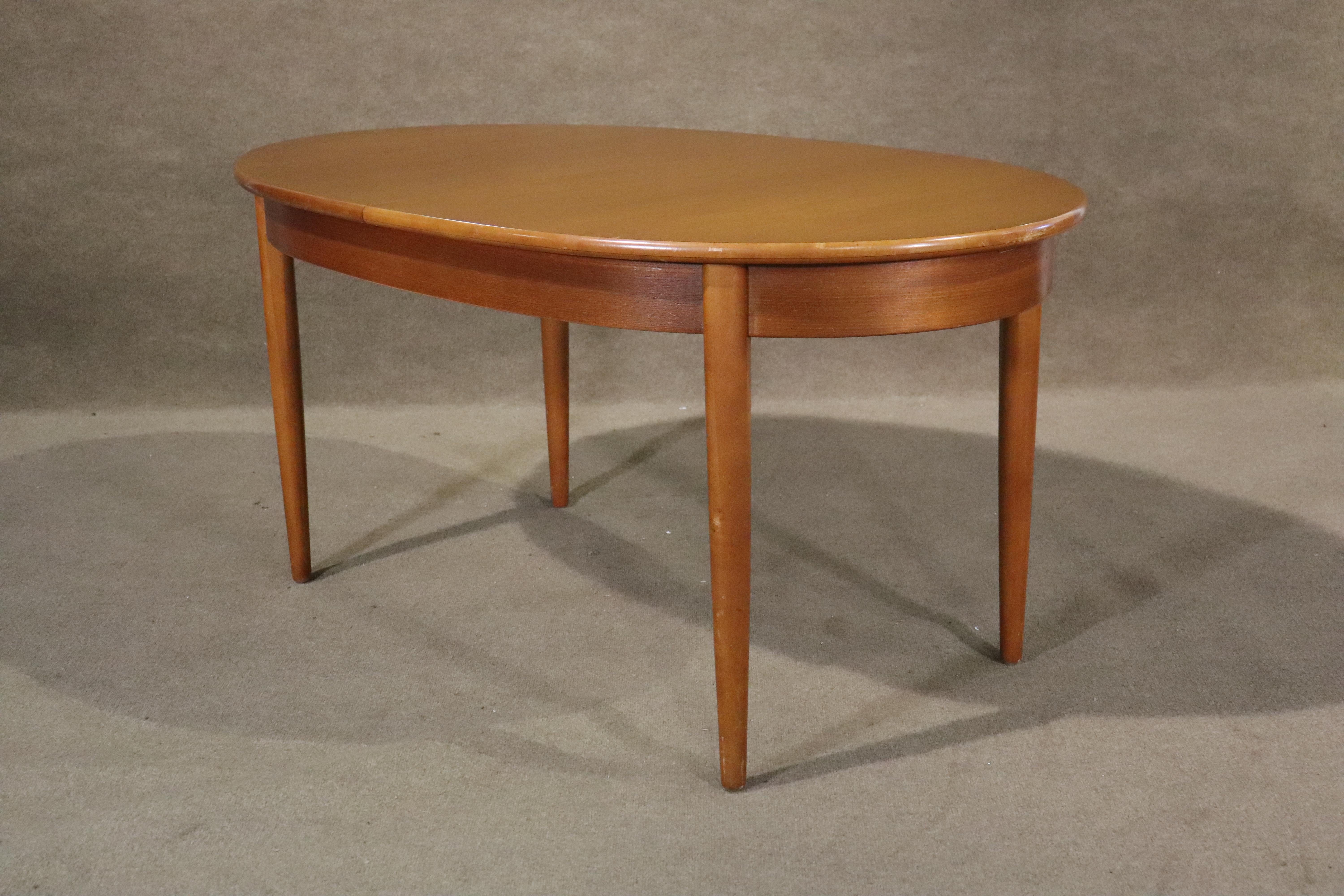 20ième siècle Table à manger danoise extensible avec feuille papillon en vente