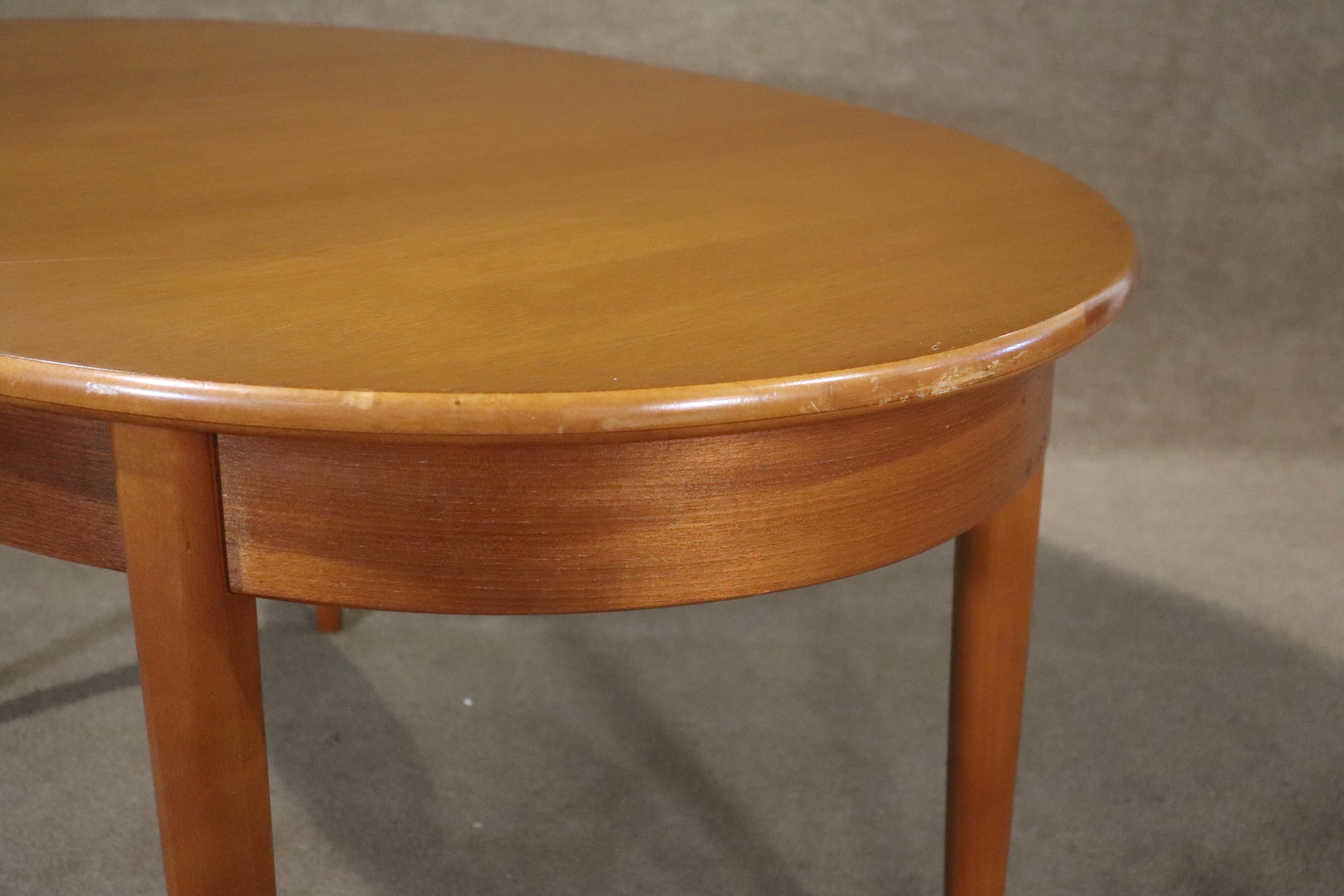 Teck Table à manger danoise extensible avec feuille papillon en vente