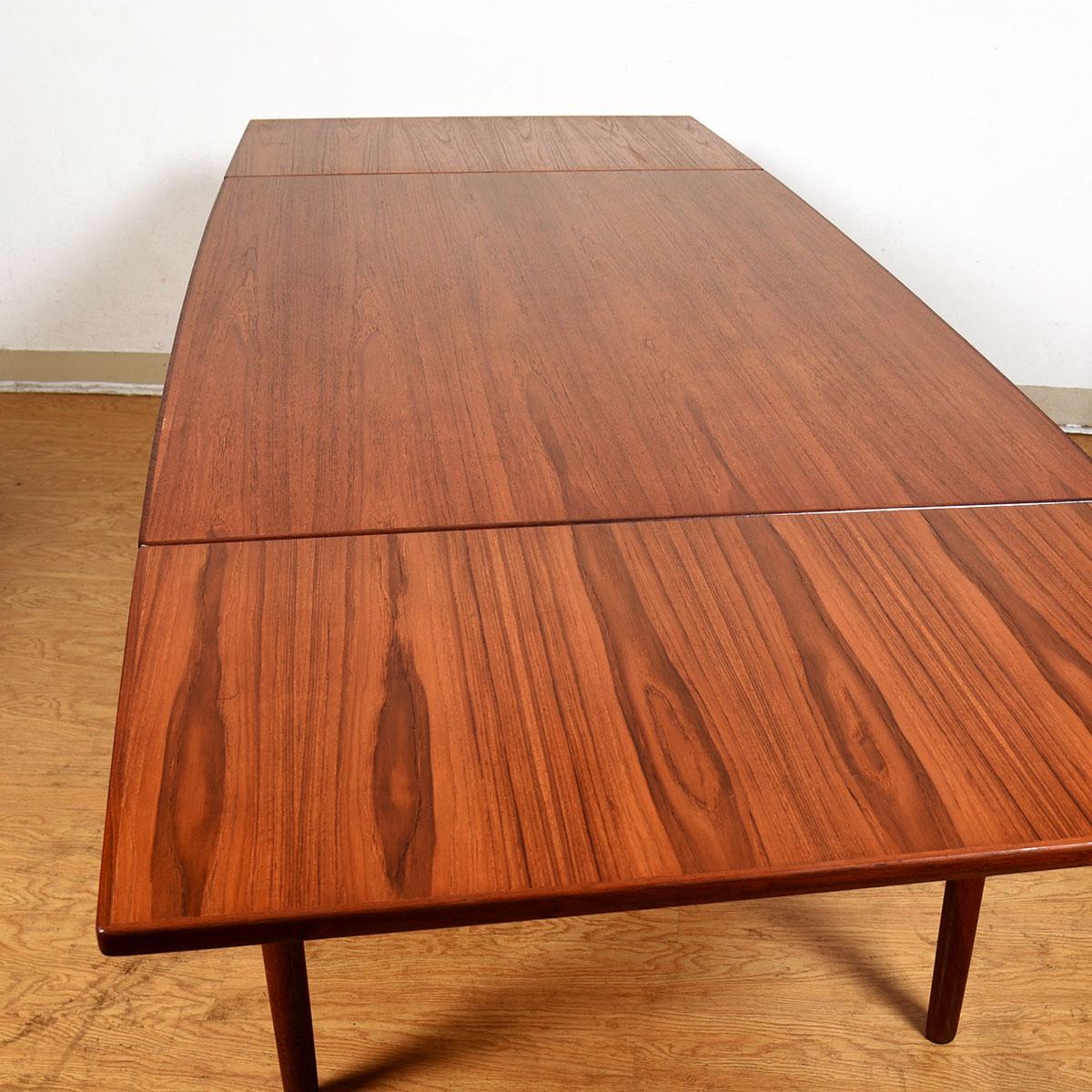 Expanding Danish Modern Teak Curved Dining Table In Excellent Condition In Kensington, MD