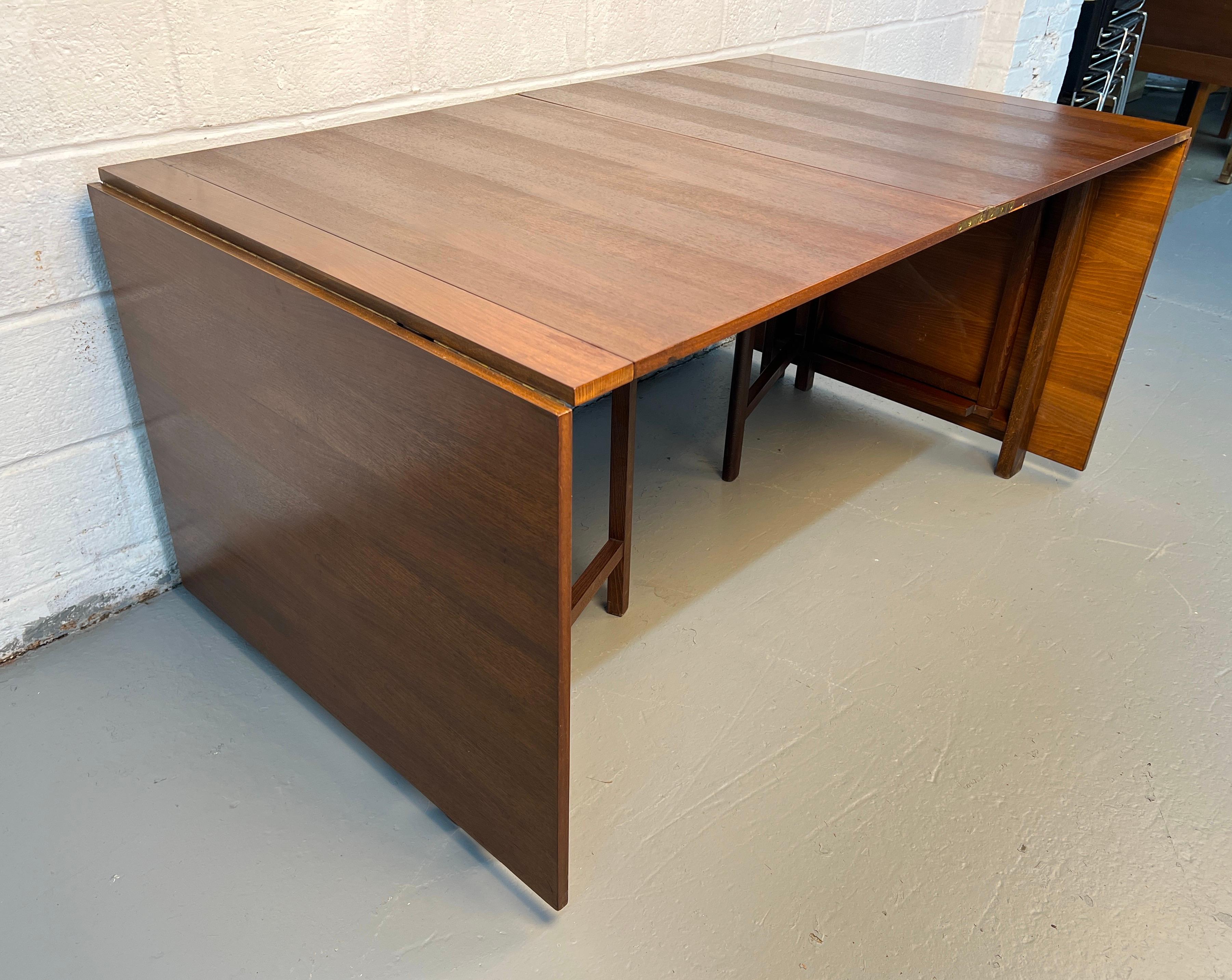 Table à feuilles tombantes en noyer avec piètement extensible en vente 4