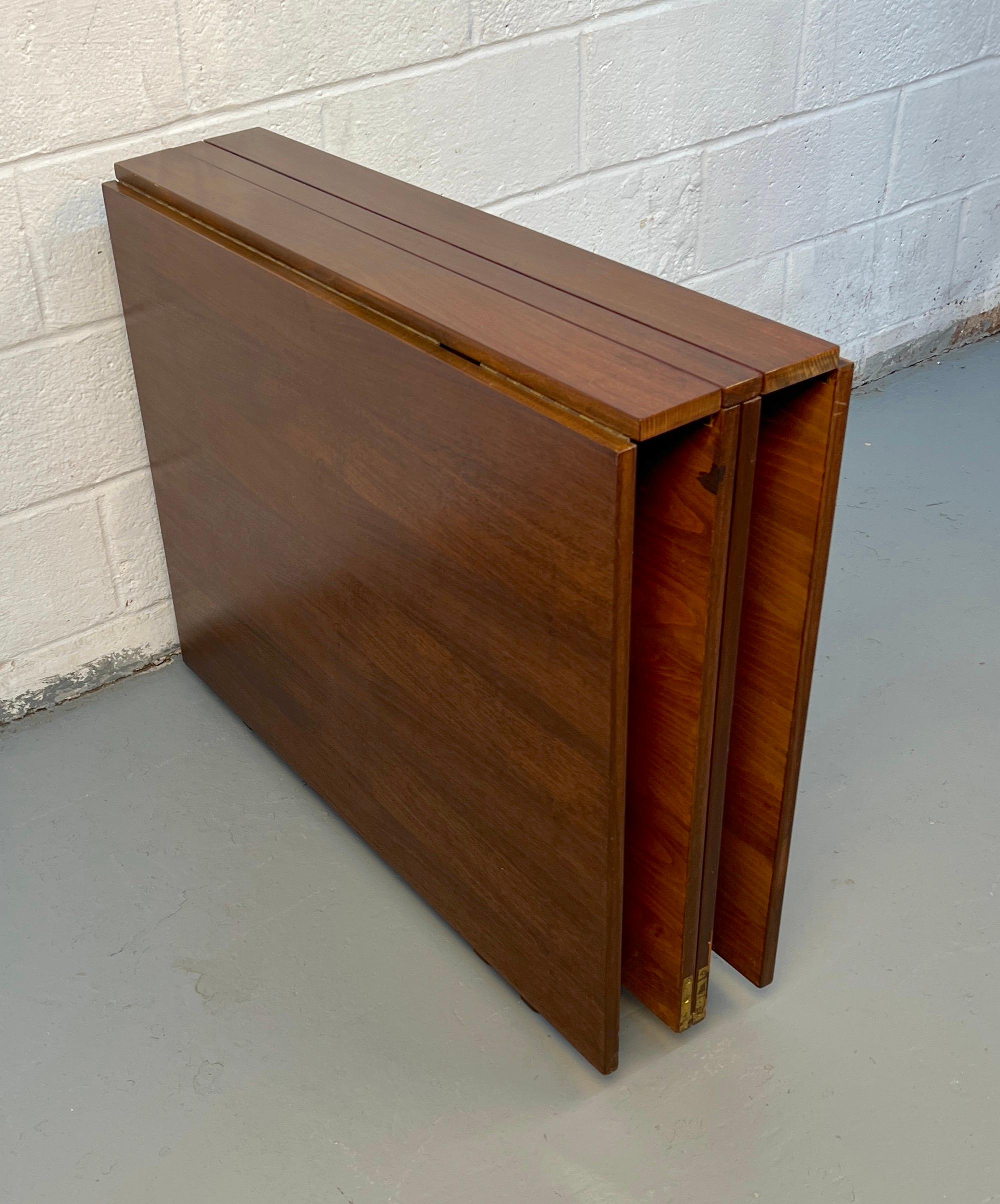 Table à feuilles tombantes en noyer avec piètement extensible en vente 7