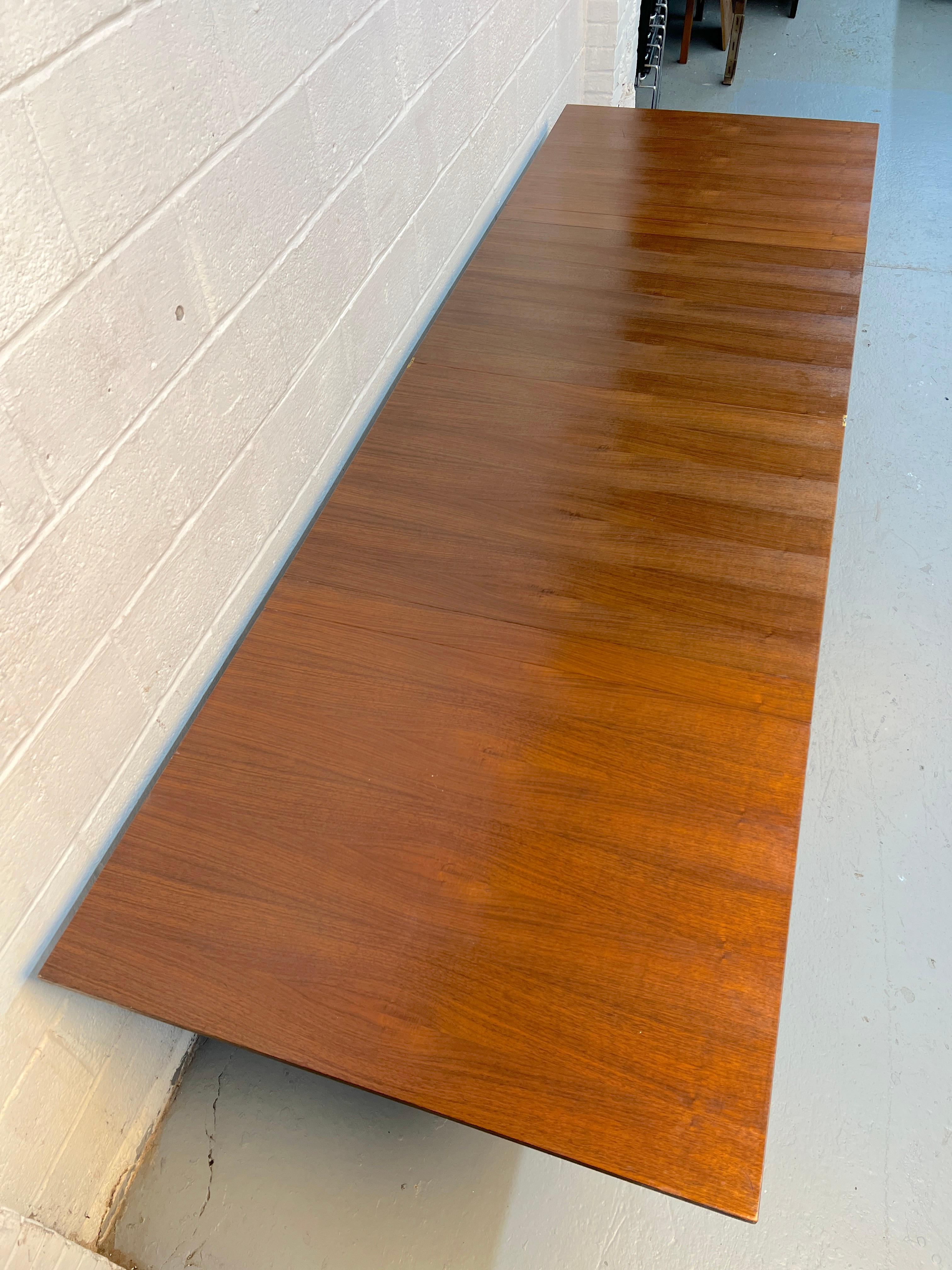 Mid-Century Modern Table à feuilles tombantes en noyer avec piètement extensible en vente