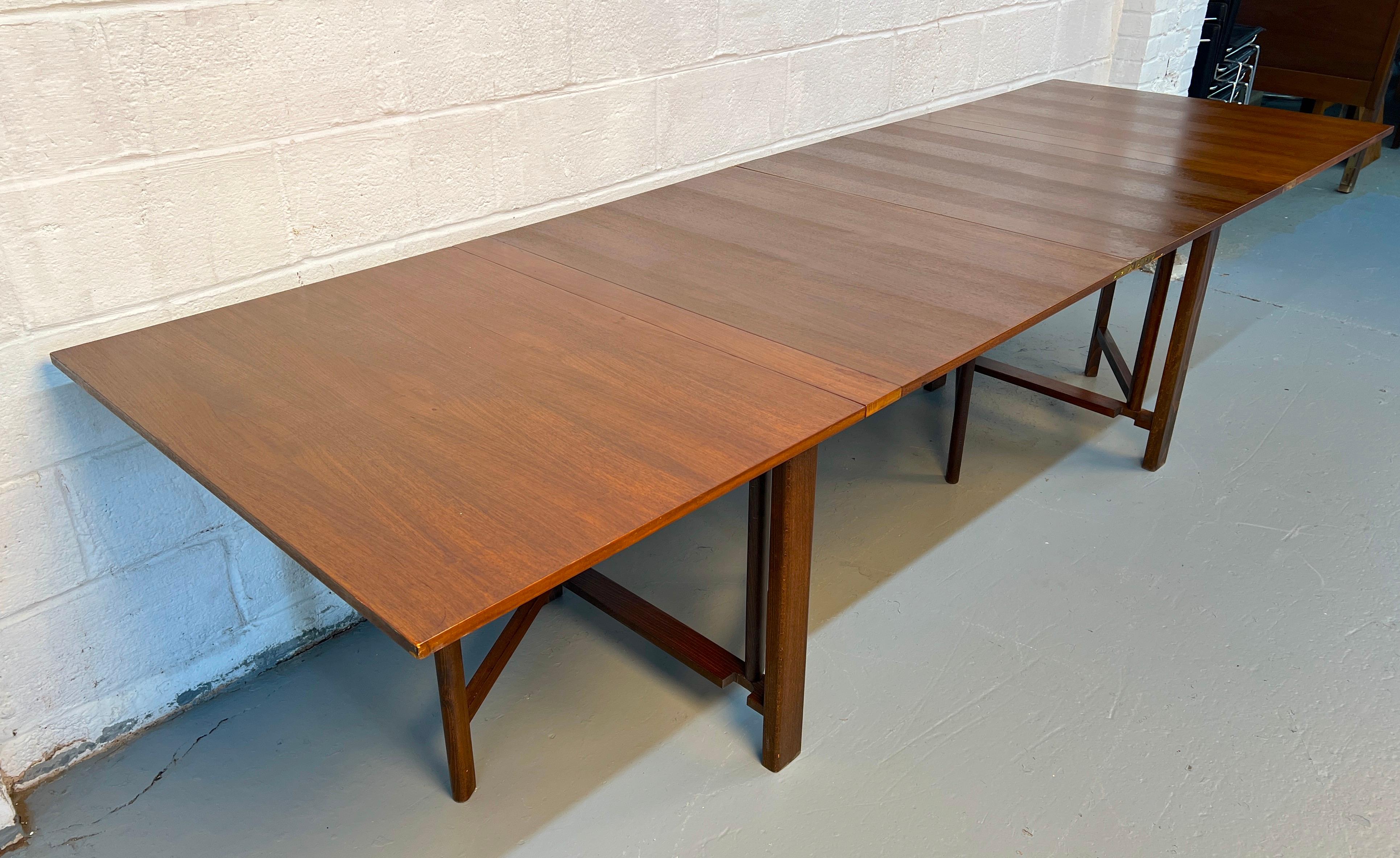 Table à feuilles tombantes en noyer avec piètement extensible Bon état - En vente à Brooklyn, NY