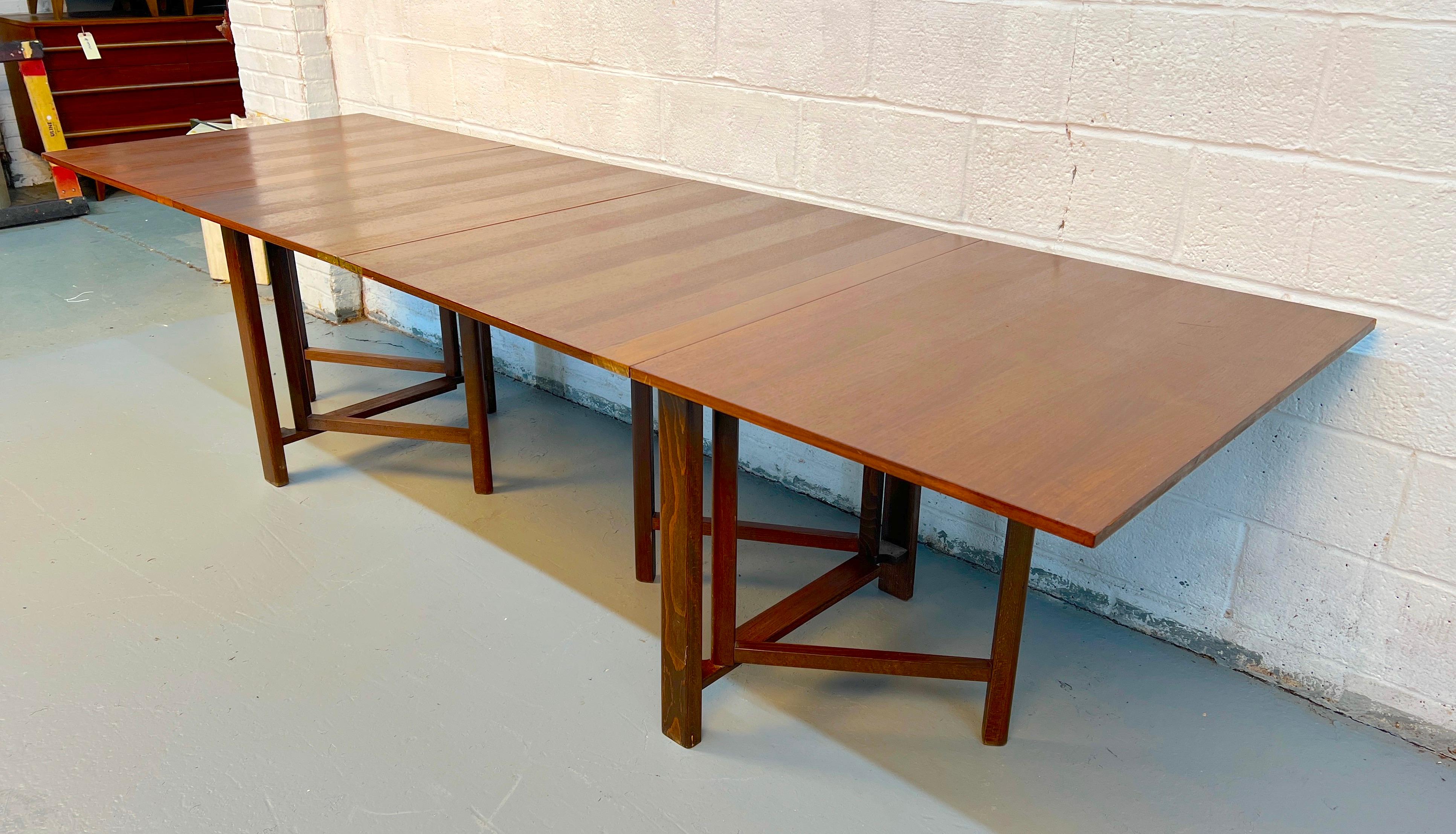 20ième siècle Table à feuilles tombantes en noyer avec piètement extensible en vente