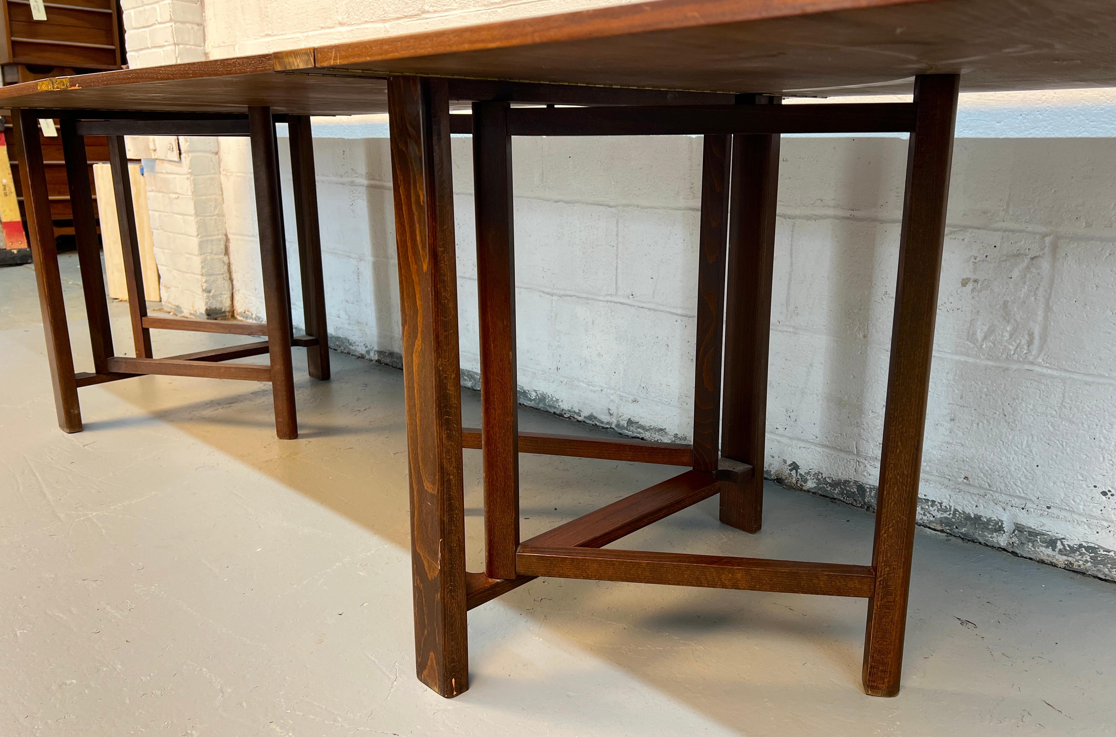 Noyer Table à feuilles tombantes en noyer avec piètement extensible en vente