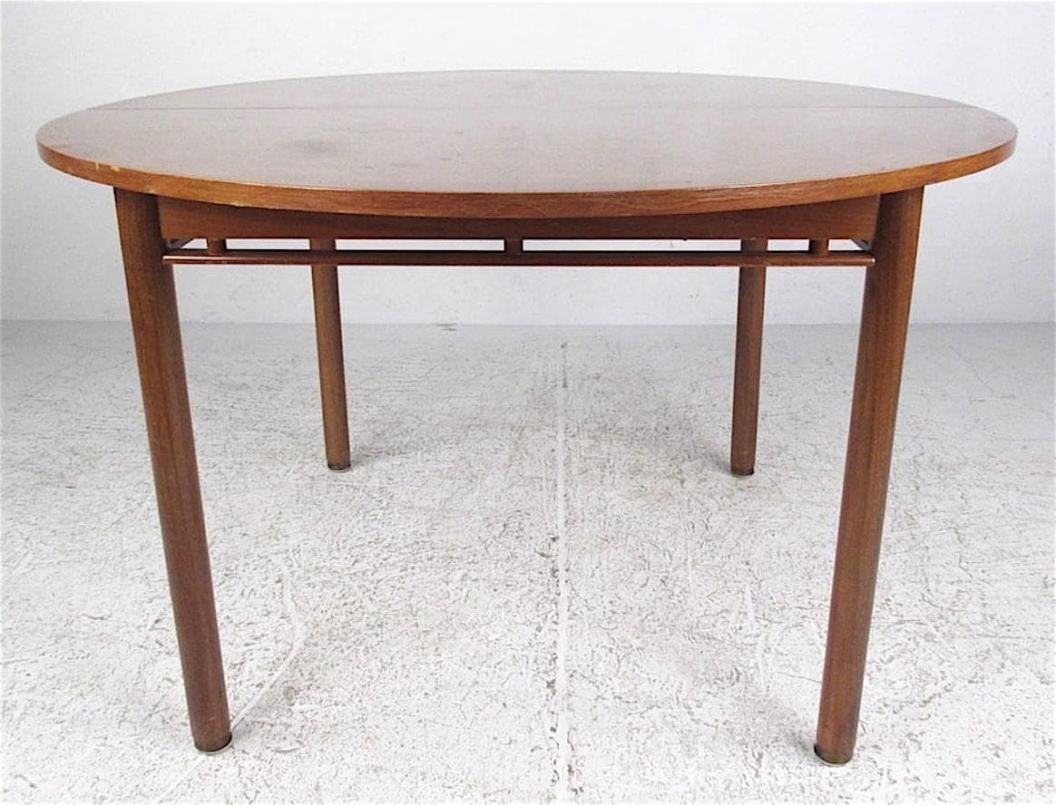 Mid-Century Modern Expanding Mid-Century Dining Table For Sale