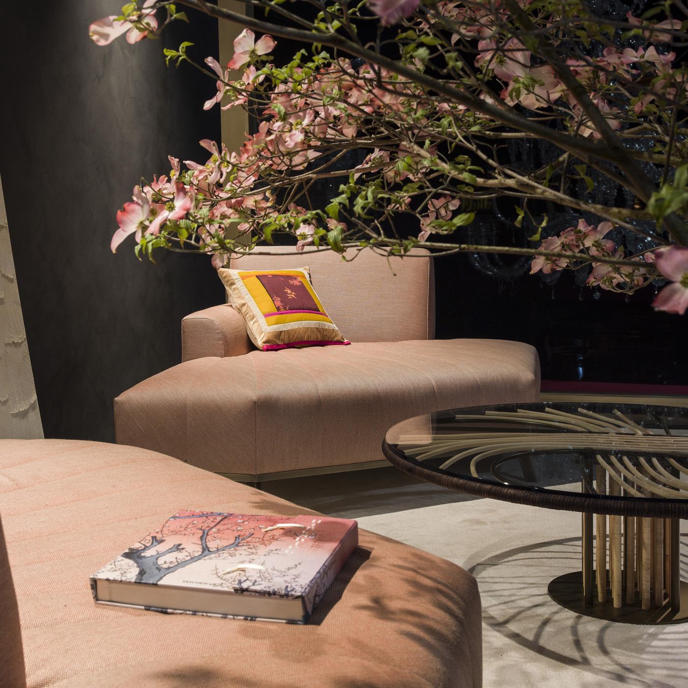 Cette chaise longue est une pièce modulable qui conviendra parfaitement à un coin précieux d'un salon moderne. D'un confort irréprochable, il présente une silhouette courbée et accueillante, revêtue d'un fin tissu rose pour une touche douce et non