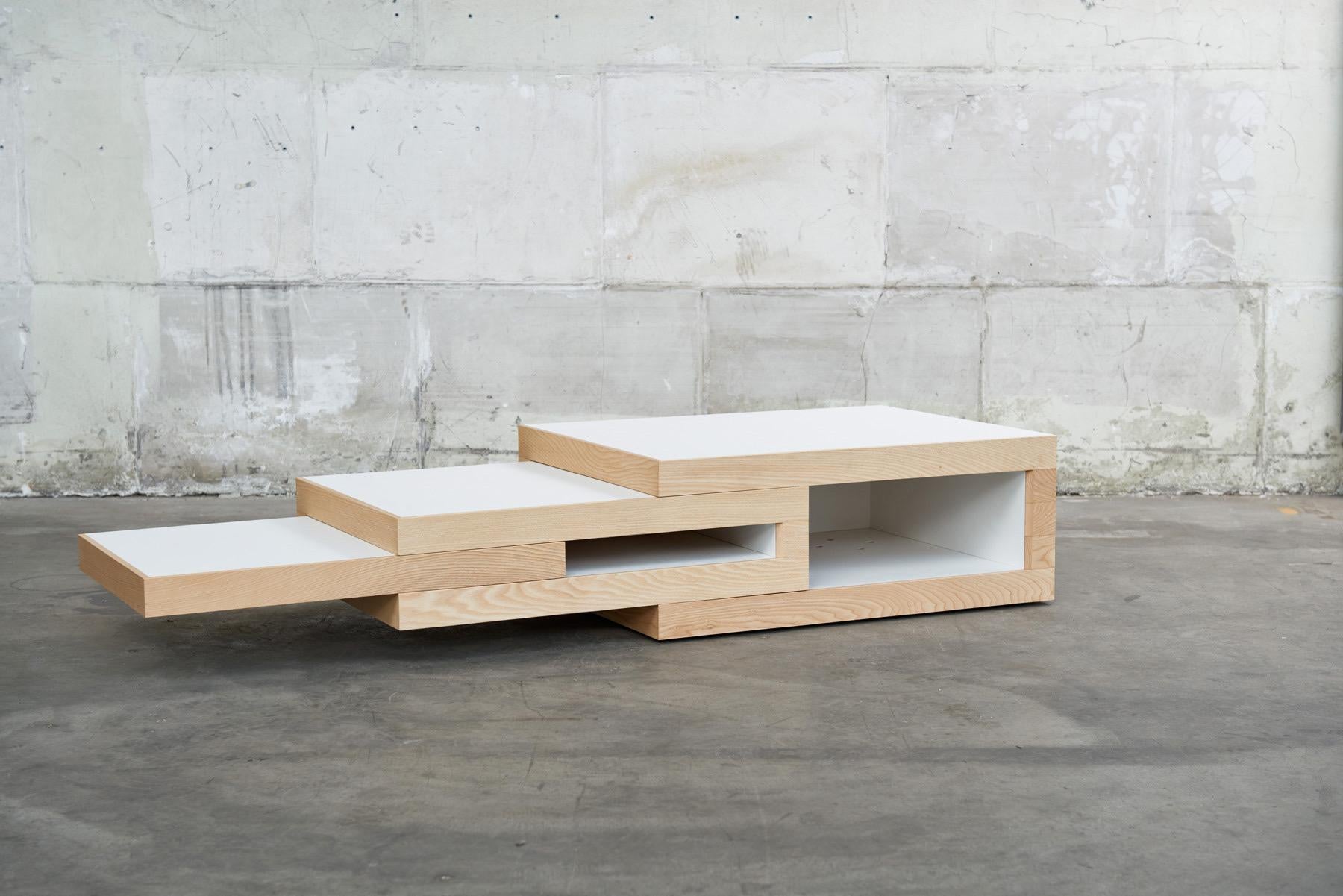 REK coffee table expands and transforms to a variety of geometries and sizes to adapt to any occasion. A coffee table that can be miraculously adapted to your living environment. The two inner parts extend – separately from each other – in two