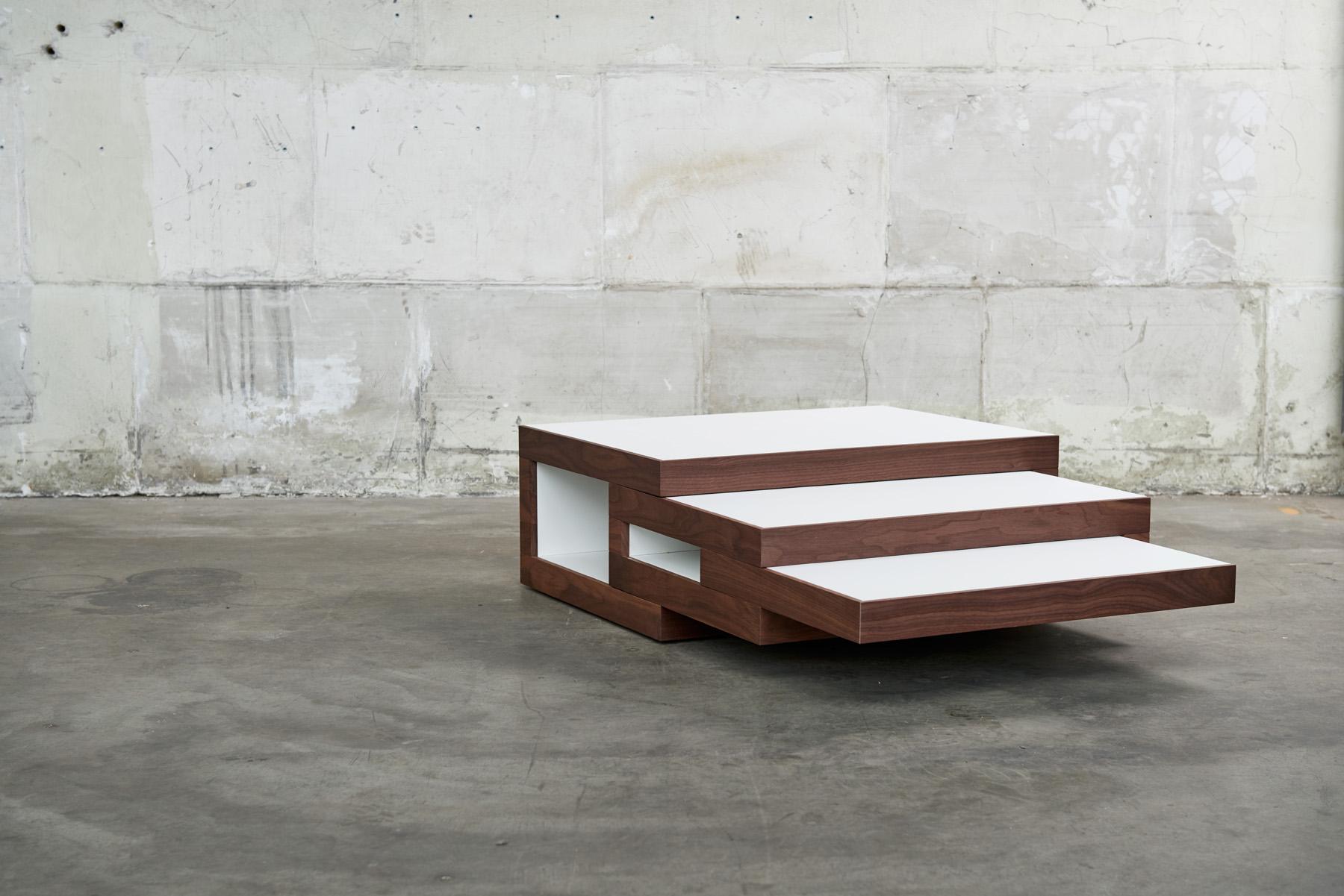 REK coffee table expands and transforms to a variety of geometries and sizes to adapt to any occasion. A coffee table that can be miraculously adapted to your living environment. The two inner parts extend – separately from each other – in two
