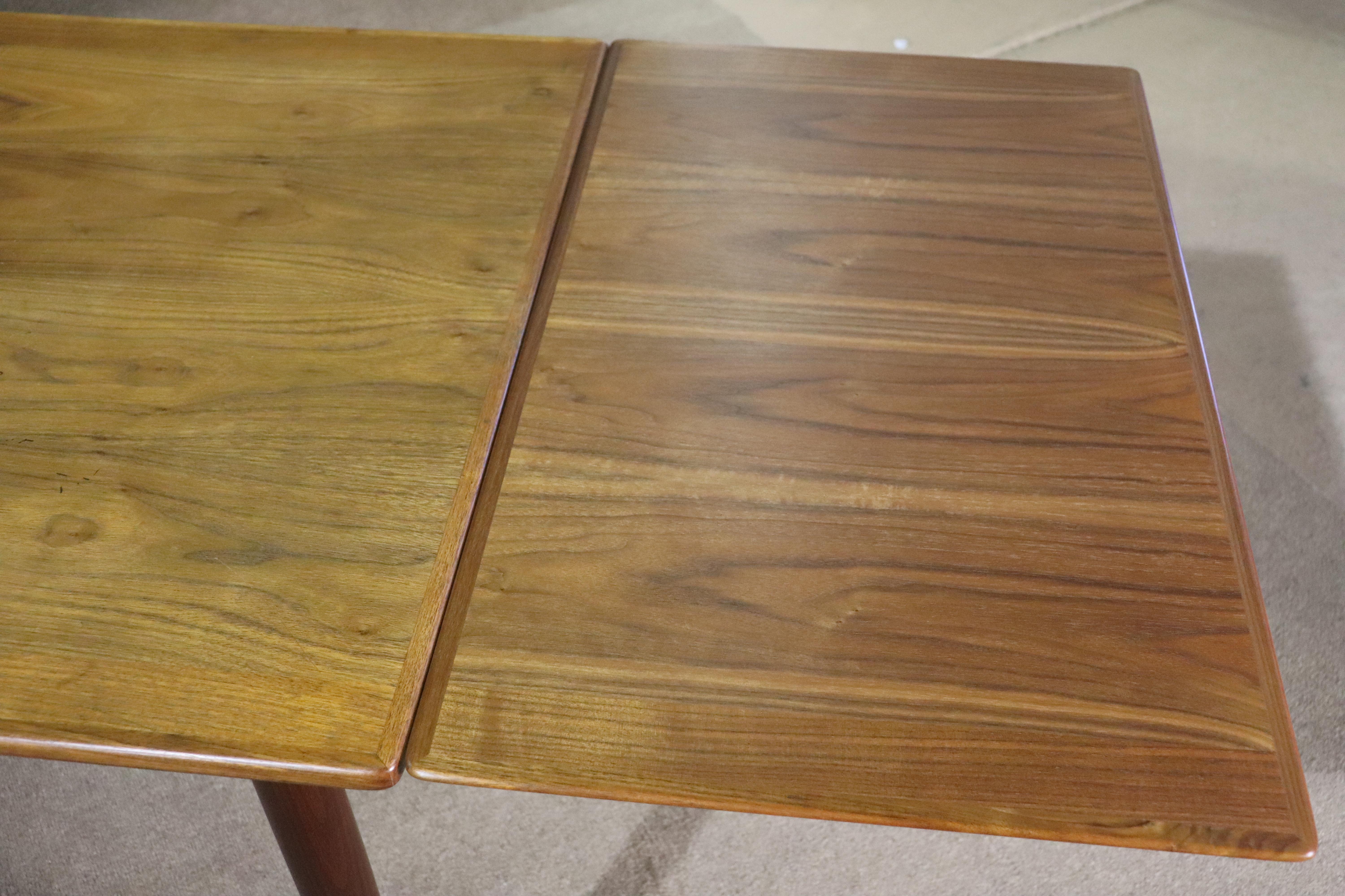 Expanding Teak Dining Table In Good Condition For Sale In Brooklyn, NY