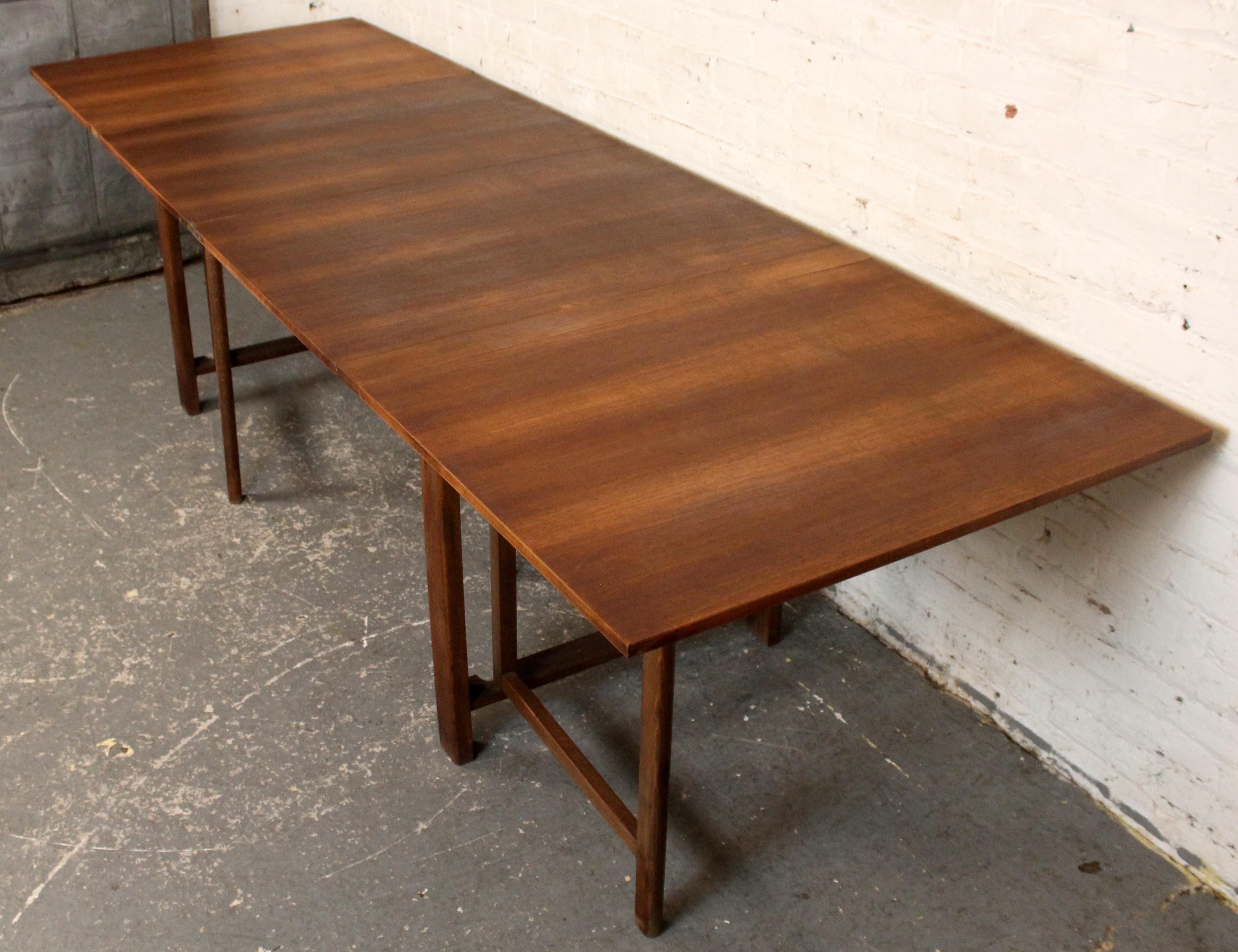 Elegant expanding walnut ‘Maria’ table in the style of Bruno Mathsson, featuring the iconic modular drop-leaf design that offers exceptional flexibility and sculptural presence. Crafted with beautifully grained walnut and supported by clean, minimal