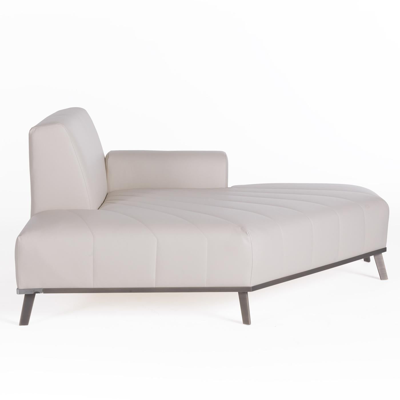 An example of simple and sophisticated design, this chaise longue is a modular piece to be placed on the left corner of a living room arrangement. Comfortable and capacious, the piece is covered in white leather that contrasts elegantly with the