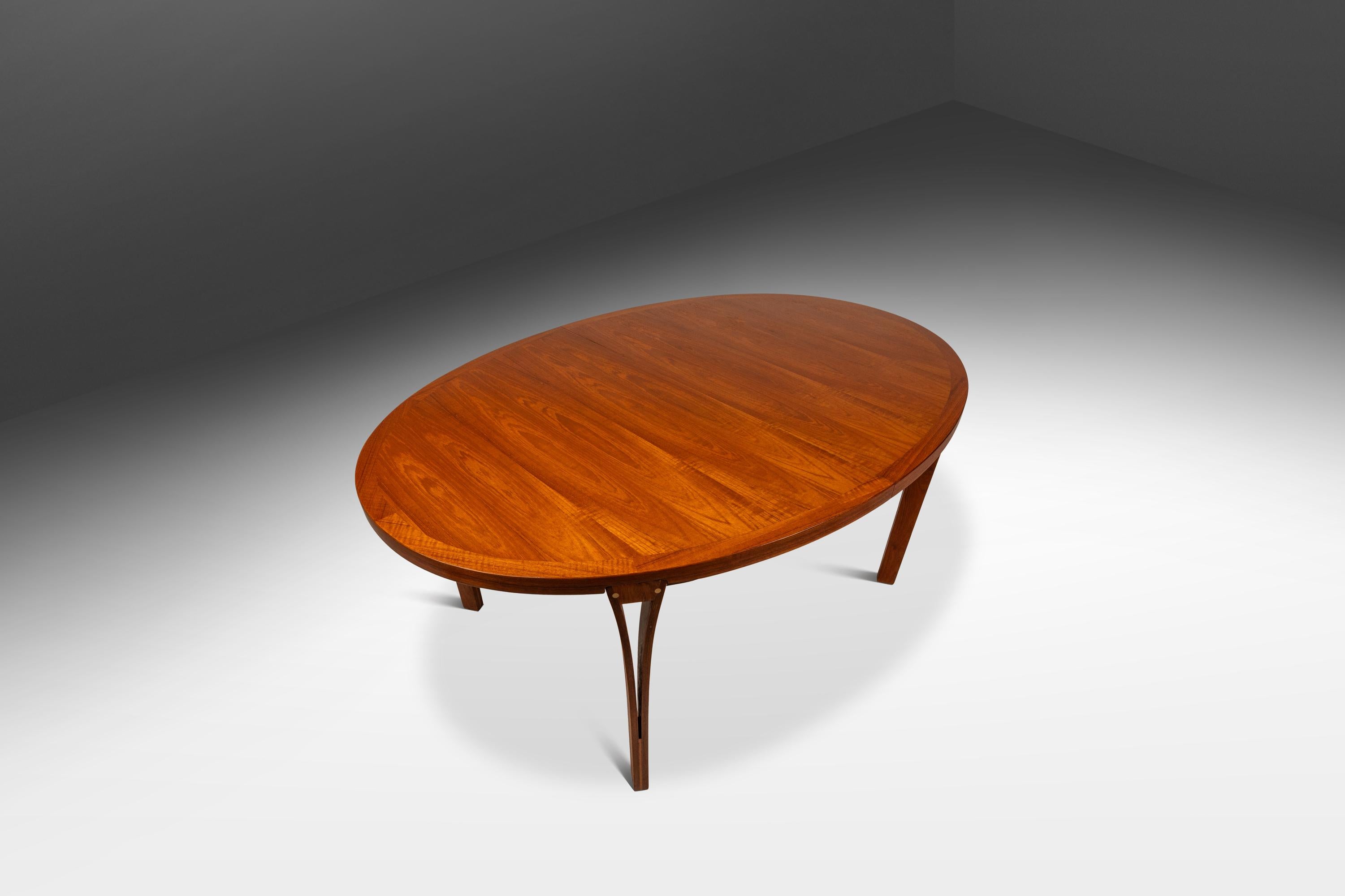 Cette étonnante table de salle à manger à expansion Mid Design Modern, conçue par Sven Eleg pour Heltborg Mobler, illustre l'élégance de l'artisanat danois des années 1960. Fabriquée à partir d'un teck riche, la table présente une finition chaude