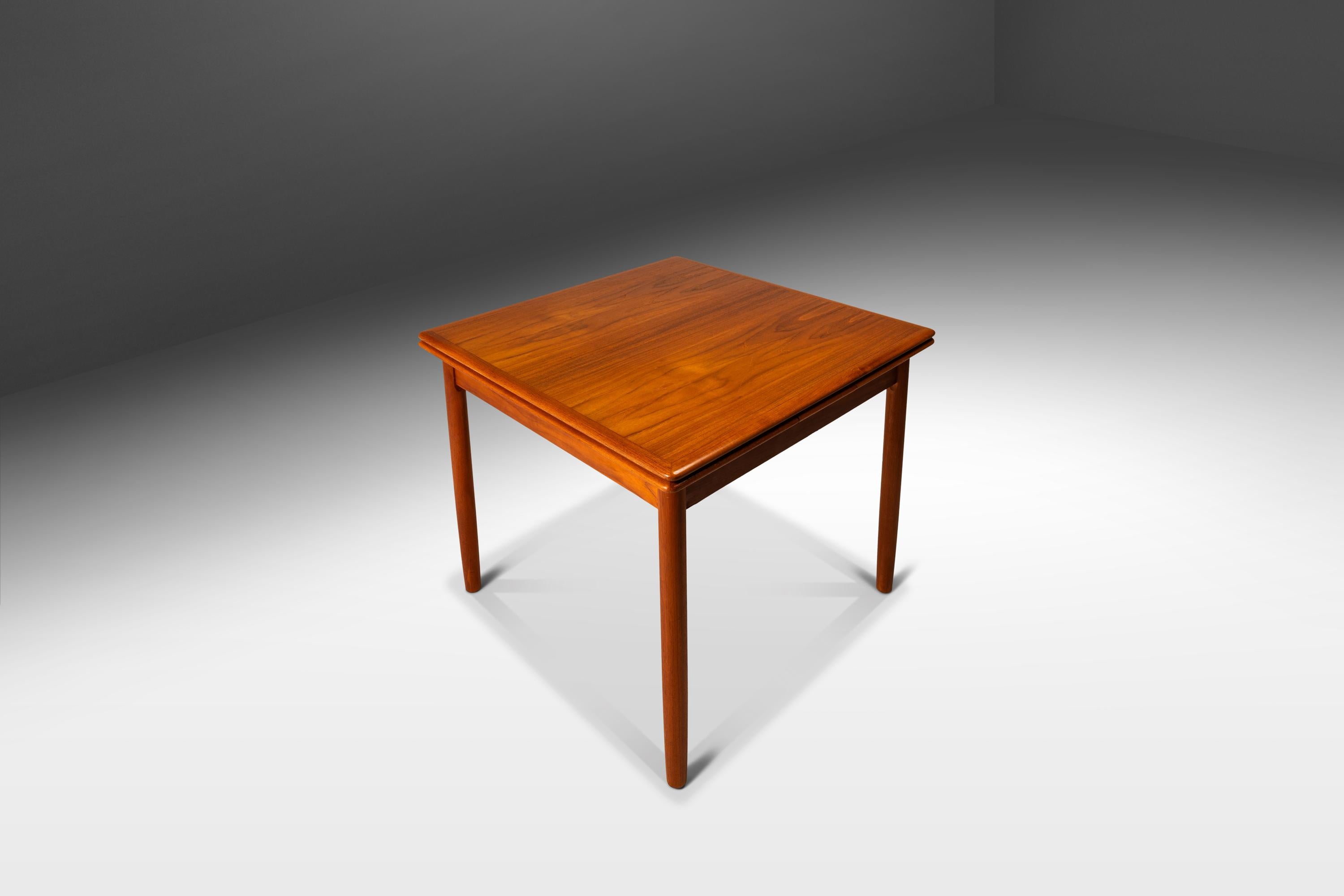 Mesa de Comedor Expansible con Hojas Estibables de Teca, Dinamarca, c. 1970 Moderno de mediados de siglo en venta