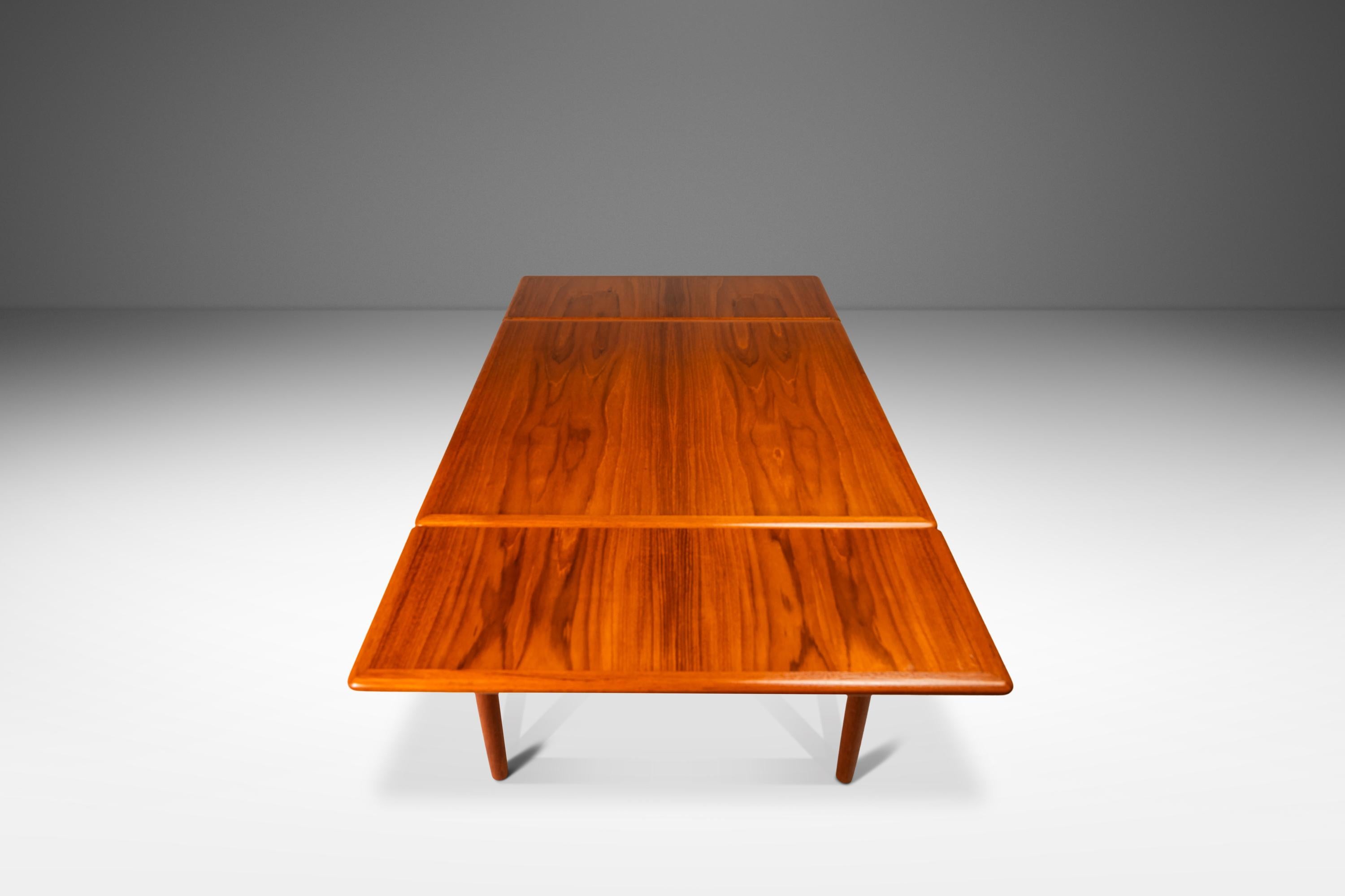 Mesa de Comedor Expansible con Hojas Estibables de Teca, Dinamarca, c. 1970 Estadounidense en venta