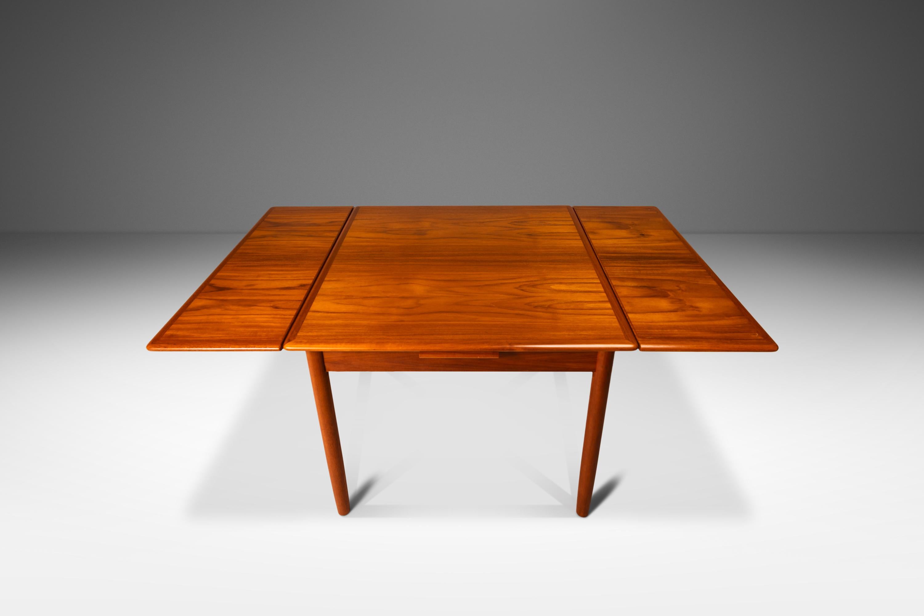 Mesa de Comedor Expansible con Hojas Estibables de Teca, Dinamarca, c. 1970 en Bueno estado para la venta en Deland, FL