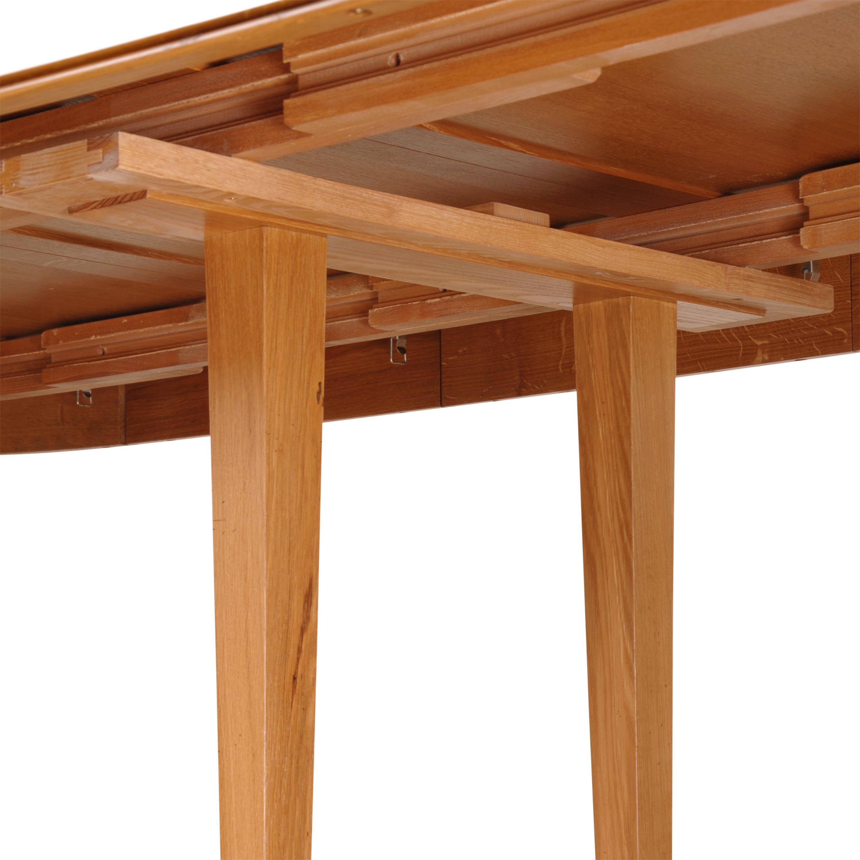 Mesa redonda extensible estilo Louis Philippe en roble macizo y 4 hojas Hecho a mano en venta