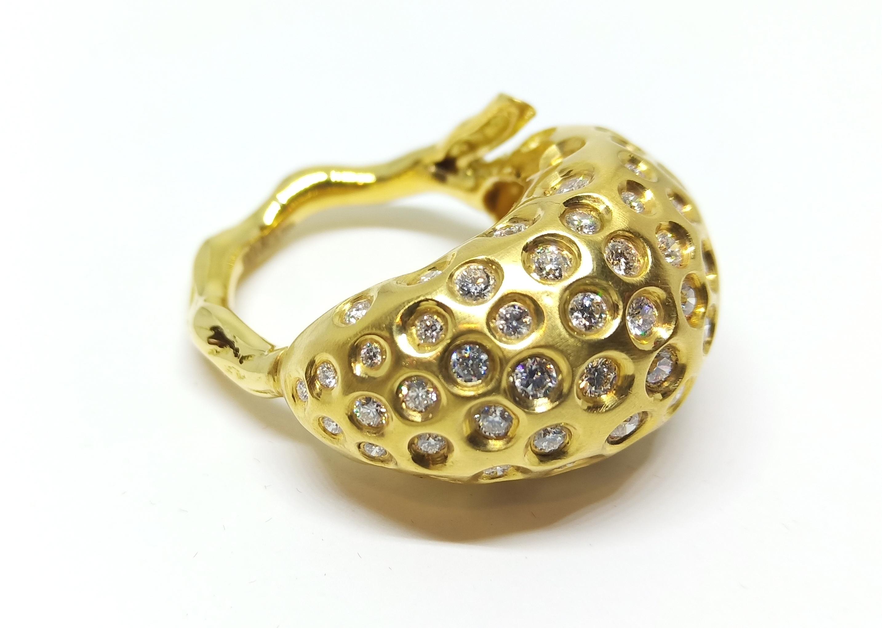 Awe follows you with One of a Kind White Diamond Yellow Gold Cocktail Ring In New Condition For Sale In NEW DELHI, IN
