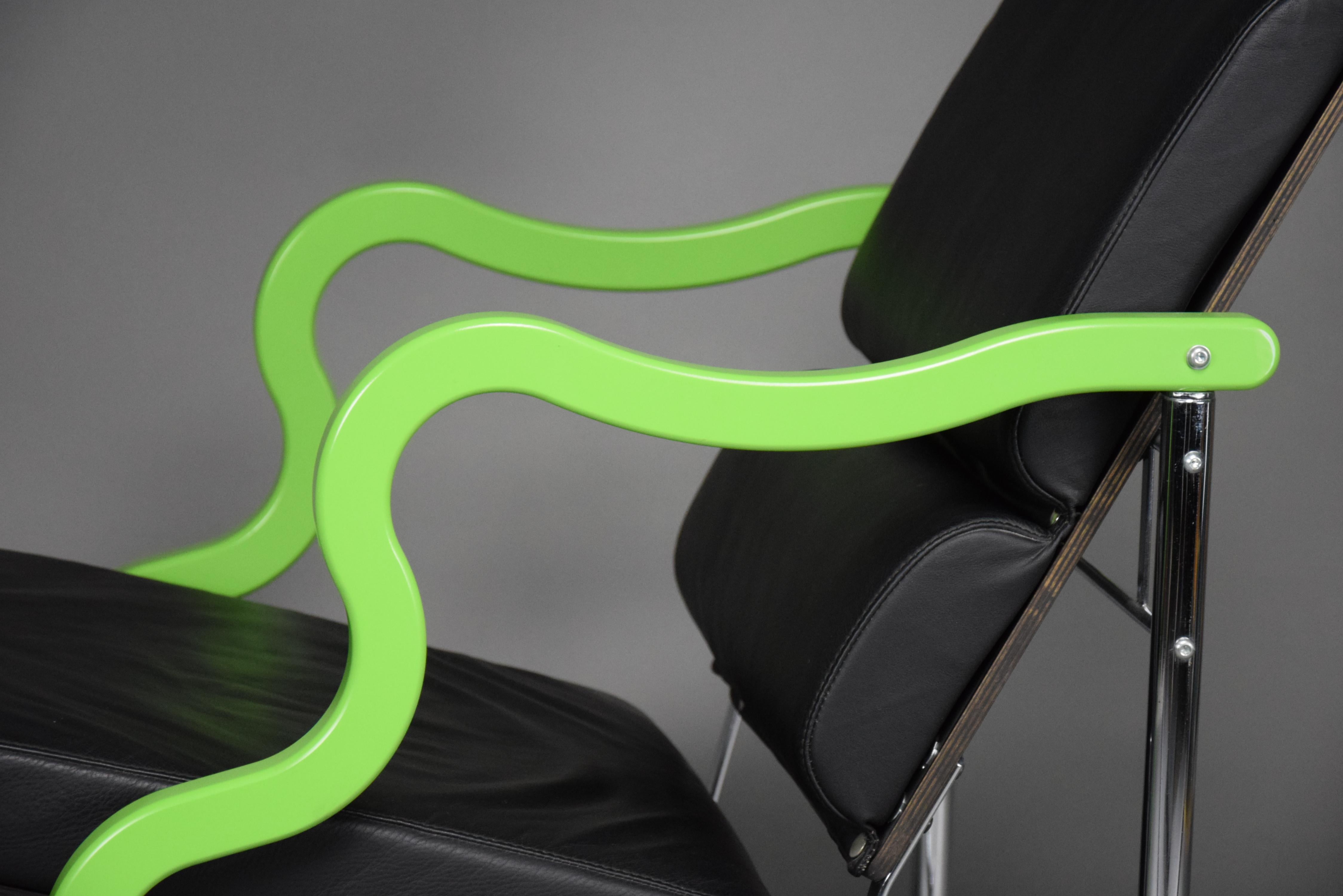 Wir stellen ein zeitloses Meisterwerk des Designs vor: den Experiment Lounge Chair von Yrjö Kukkapuro für Avarte Finland aus den 1980er Jahren. Tauchen Sie ein in die Faszination dieses seltenen Sammlerstücks, das sich in einem fantastischen Zustand