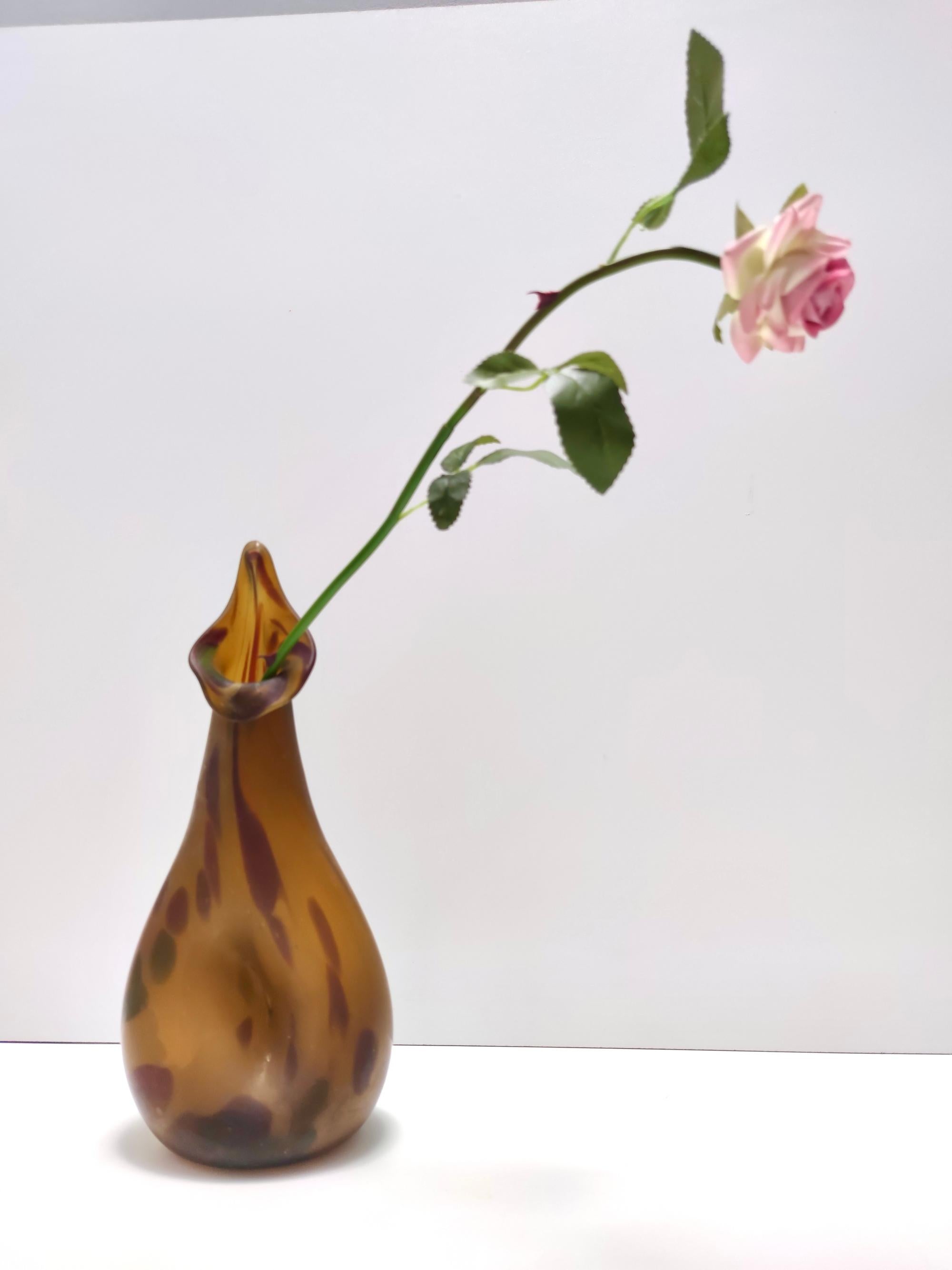Made in Italy, anni '40-'50. 
Questo vaso è realizzato in vetro di Murano ambrato e  è probabile che si tratti di un vaso sperimentale, poiché non è stabile. 
È un elemento ornamentale, non molto funzionale. 
Come puoi vedere dai disegni nelle
