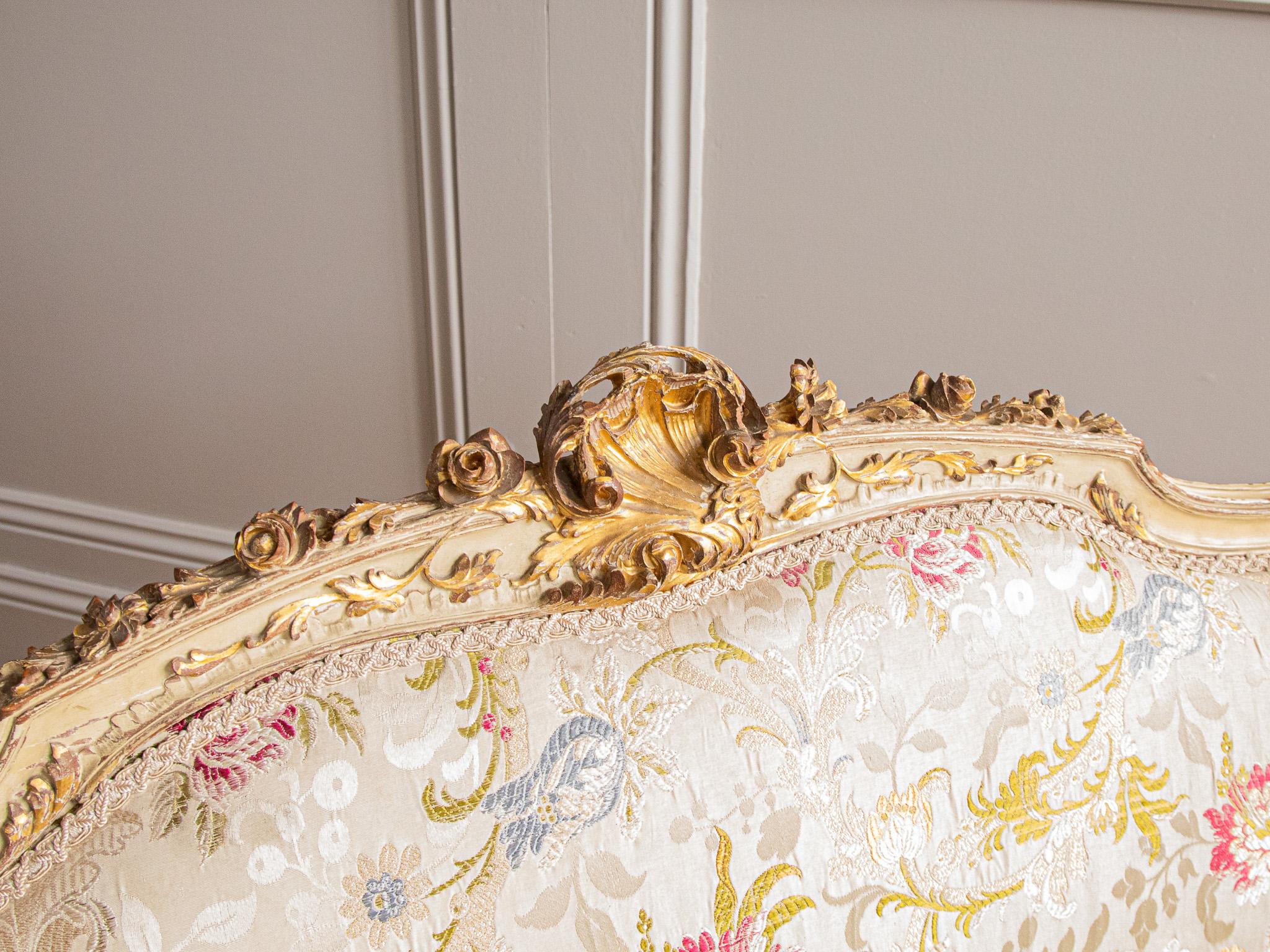 Suite de salon italienne palatial du 19ème siècle en bois doré sculpté en vente 5