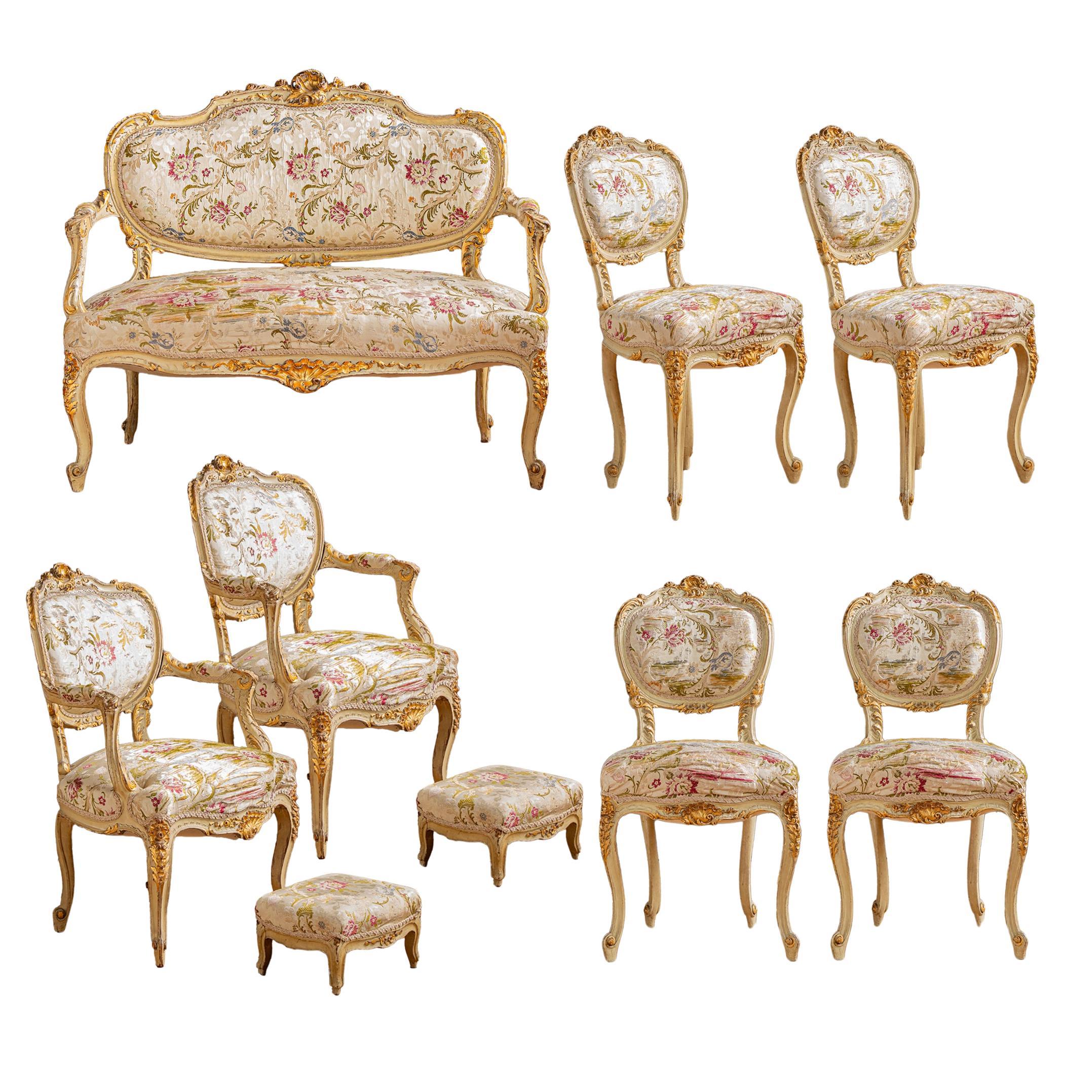 Italienische geschnitzte Salon-Suite aus vergoldetem Holz aus dem 19. Jahrhundert – Sofa, Stühle und Fußhocker 