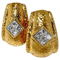 Réalisé de main de maître en or 18 carats et diamants, richement texturé  Créoles