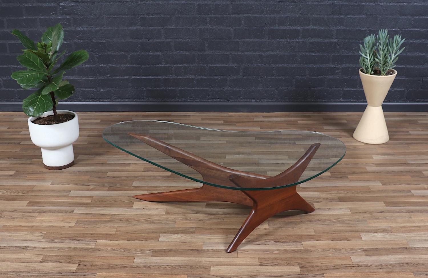 Mid-Century Modern coffee table Model 1465-T designed by Adrian Pearsall for Craft Associates in the United States circa 1960s. Like many of Pearsall’s designs, this exceptionally crafted coffee table incorporates the fun and sophisticated shapes