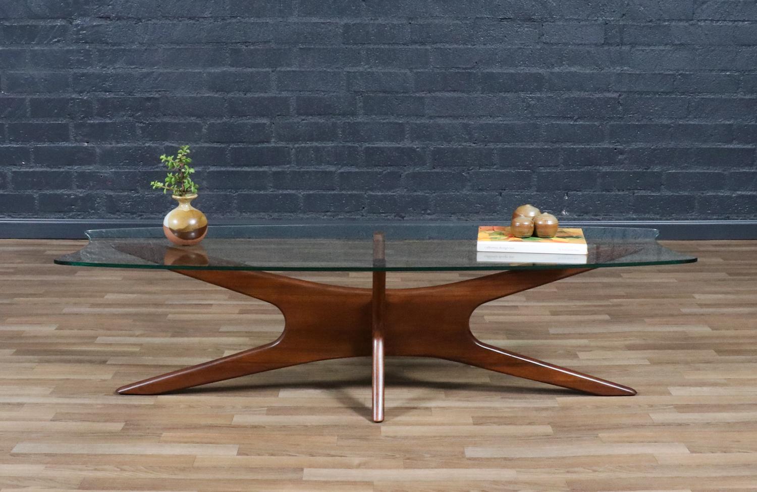 Mid-Century moderno Sapientemente restaurato - Adrian Pearsall 893-TGO Tavolino scolpito con piano in vetro in vendita