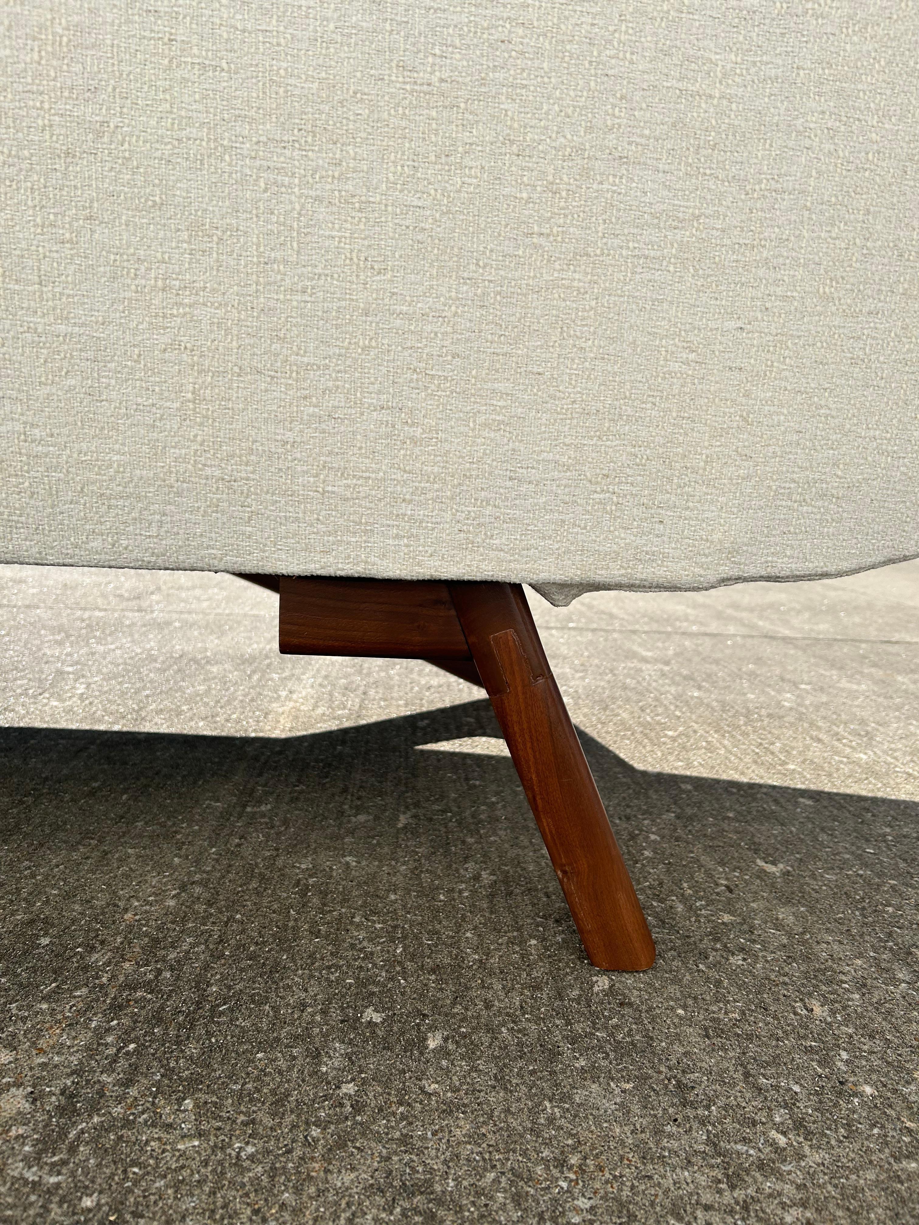 Expertisch restauriertes, armloses Gondola-Sofa von Adrian Pearsall für Craft Associates im Angebot 3