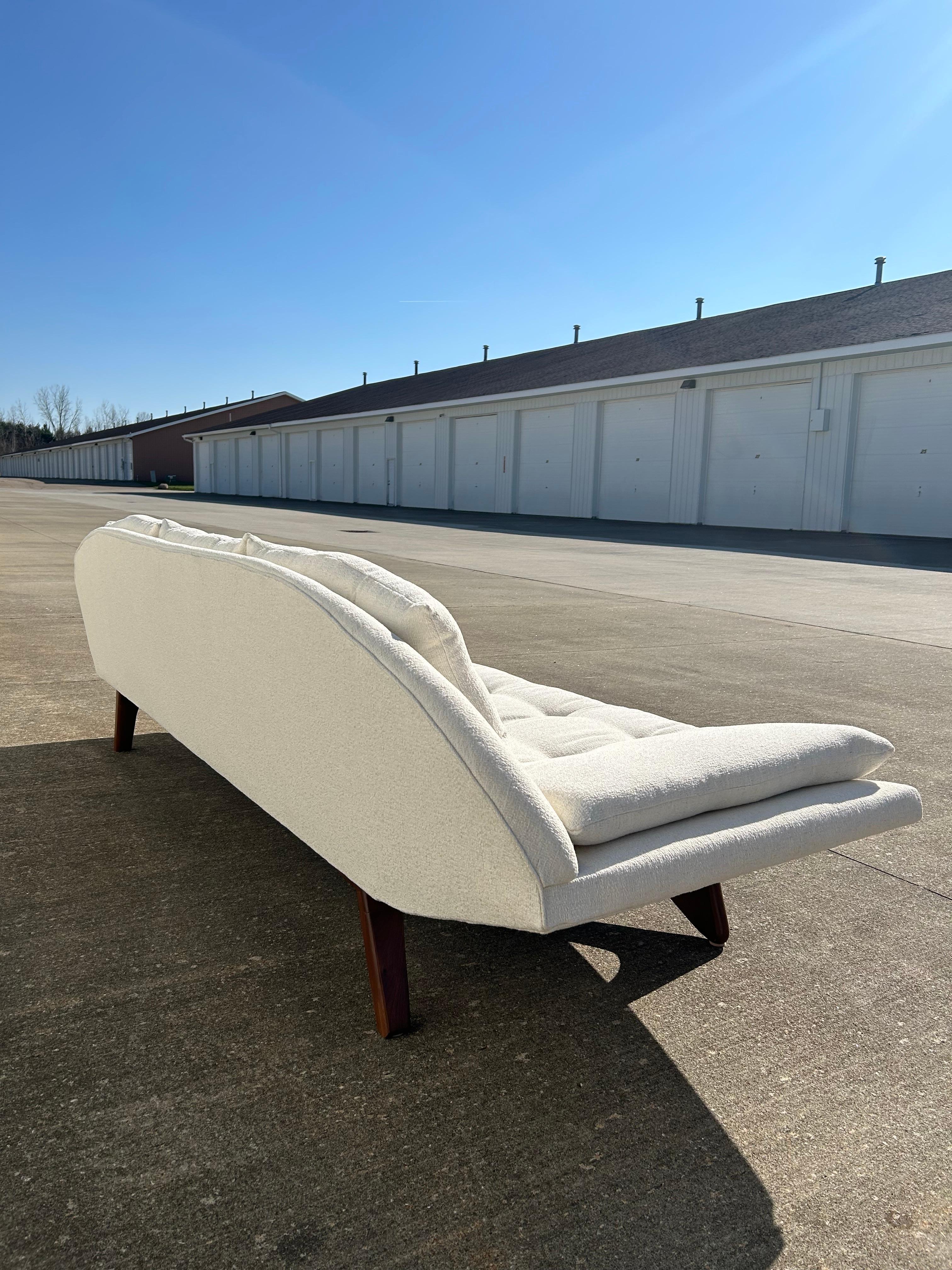 Expertisch restauriertes, armloses Gondola-Sofa von Adrian Pearsall für Craft Associates im Zustand „Gut“ im Angebot in Medina, OH
