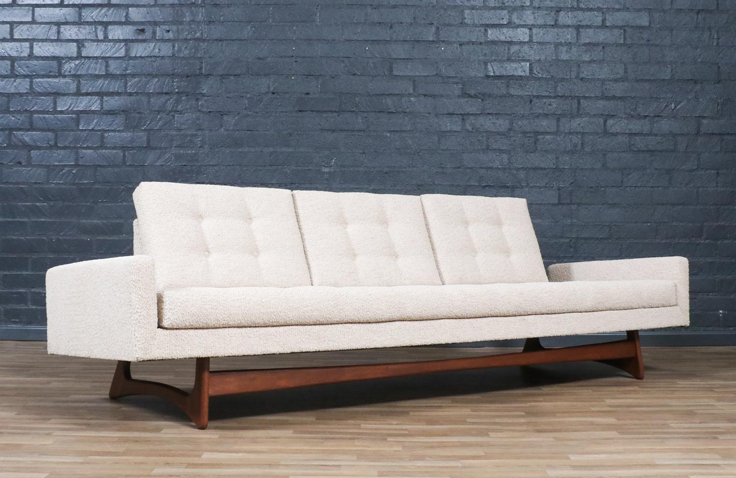 ________________________________________

Die Umgestaltung eines Mid-Century Modern-Möbels ist wie die Wiederbelebung der Geschichte, und wir gehen diese Reise mit Leidenschaft und Präzision an. Mit mehr als 17 Jahren handwerklicher Erfahrung ist
