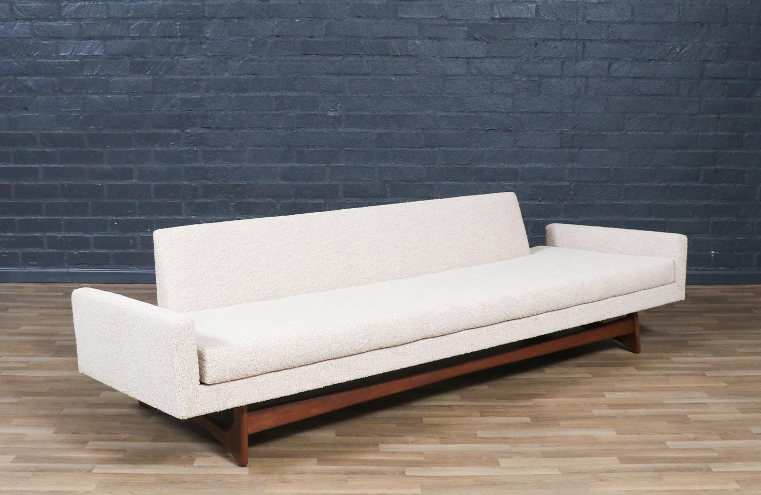Fachmännisch restauriert - Adrian Pearsall Modell 2408-S Sofa für Craft Associates im Zustand „Hervorragend“ im Angebot in Los Angeles, CA