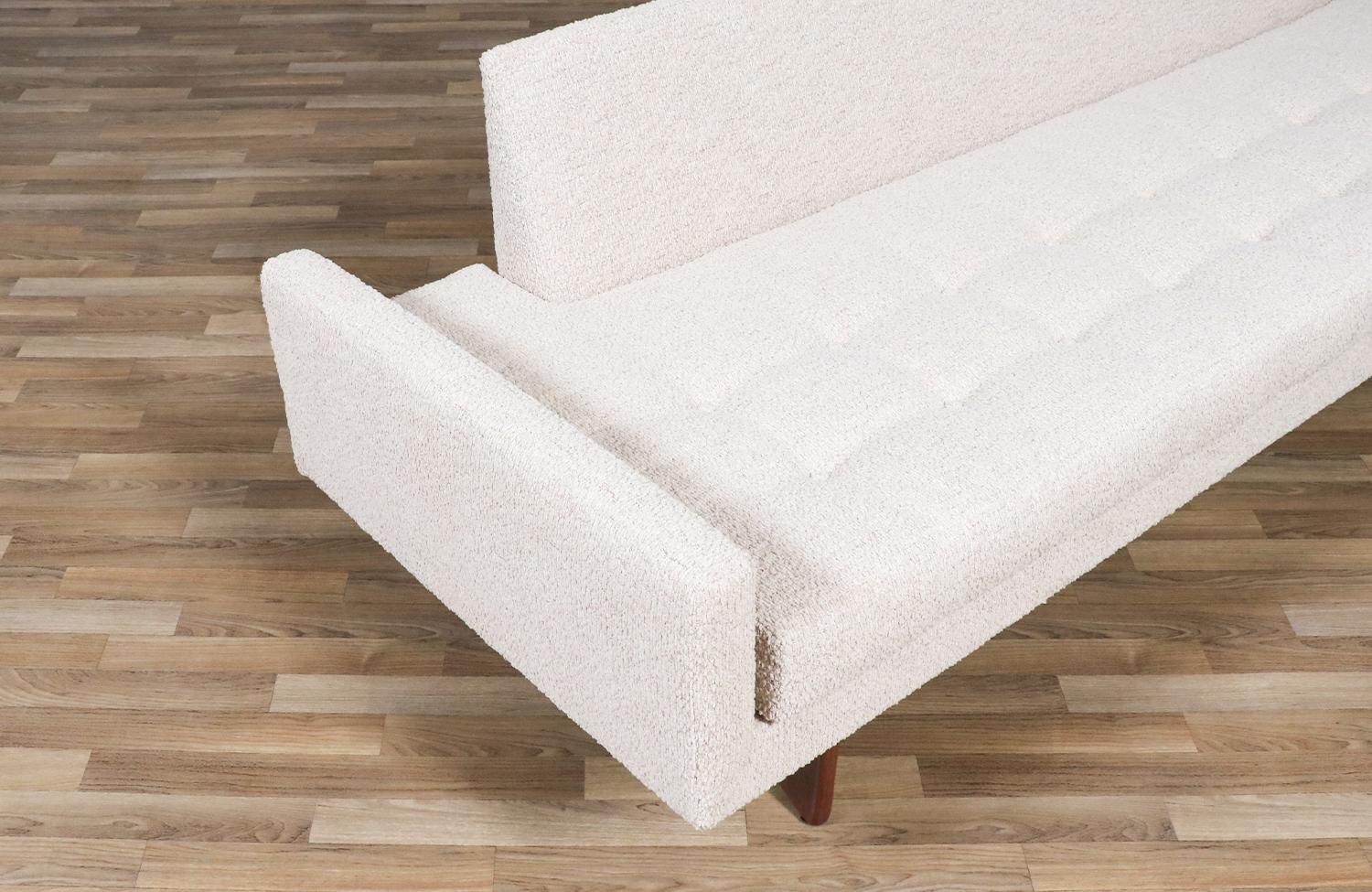 Fachmännisch restauriert - Adrian Pearsall Modell 2408-S Sofa für Craft Associates im Angebot 1
