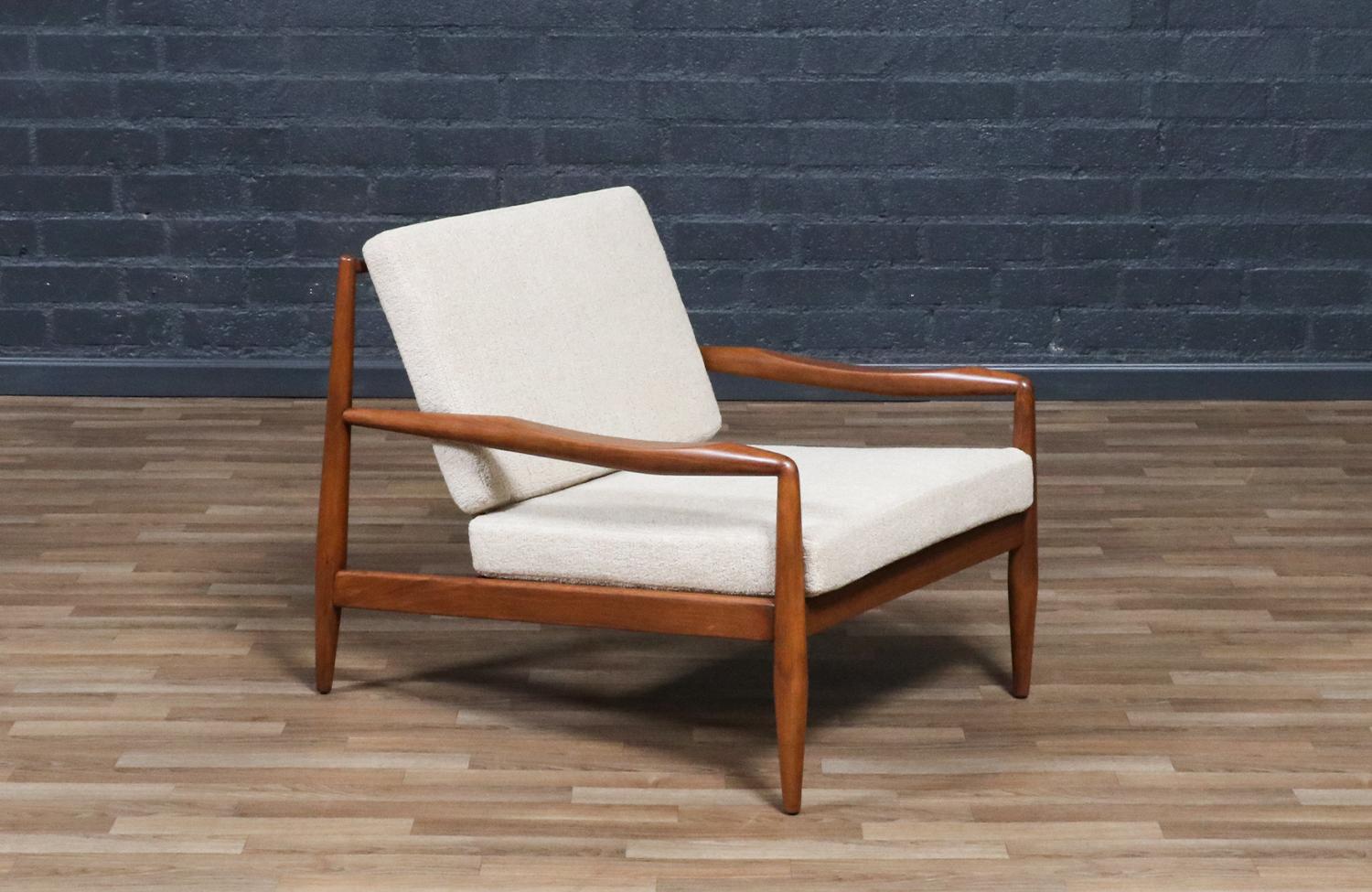 Materiales

Madera de nogal, nuevo tweed Boucle, nueva espuma de alta densidad, nuevas correas Pirelli
________________________________________

Transformar un mueble moderno de mediados de siglo es como revivir la historia, y nosotros lo hacemos