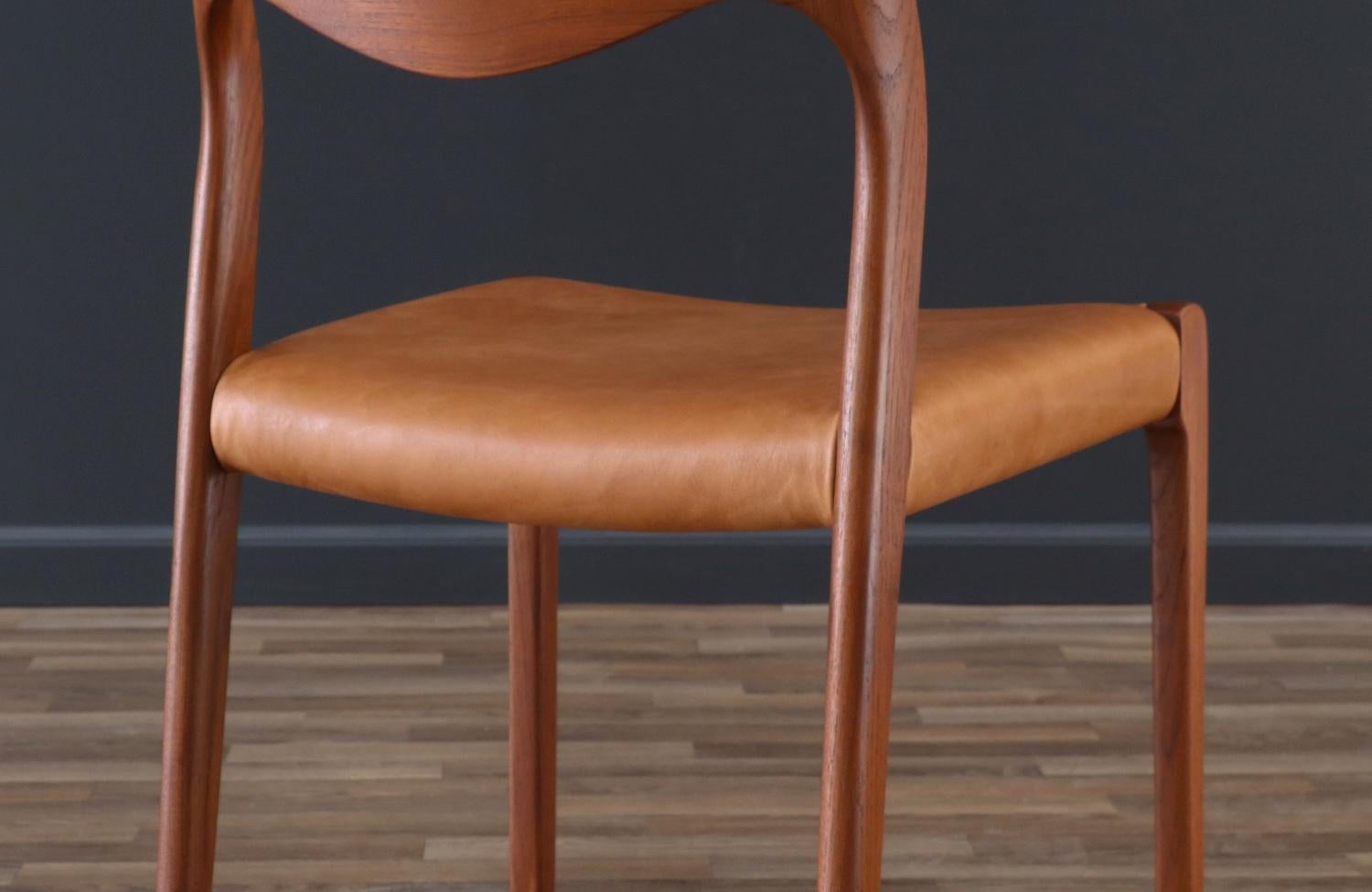 Restaurés par des experts - Arne Hovmand-Olsen chaises de salle à manger en teck et cuir en vente 6
