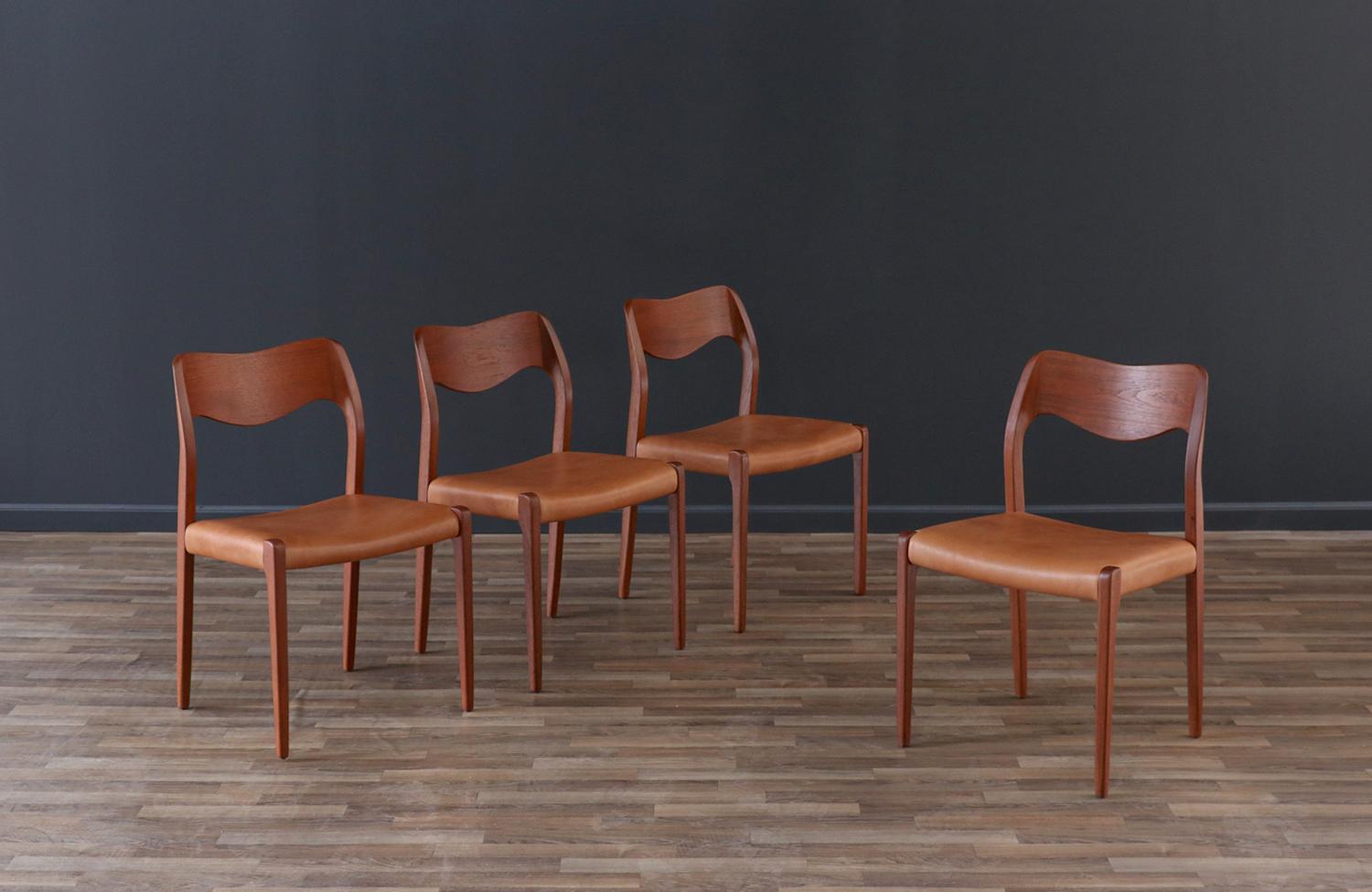 Mid-Century Modern Restaurés par des experts - Arne Hovmand-Olsen chaises de salle à manger en teck et cuir en vente