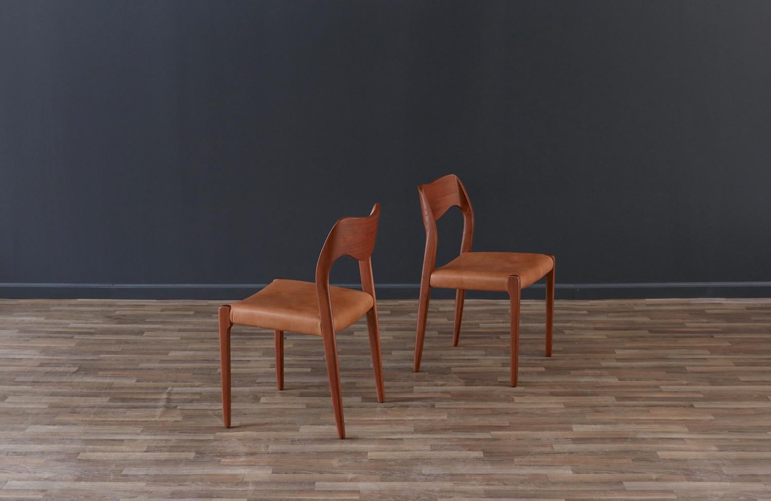 Danois Restaurés par des experts - Arne Hovmand-Olsen chaises de salle à manger en teck et cuir en vente