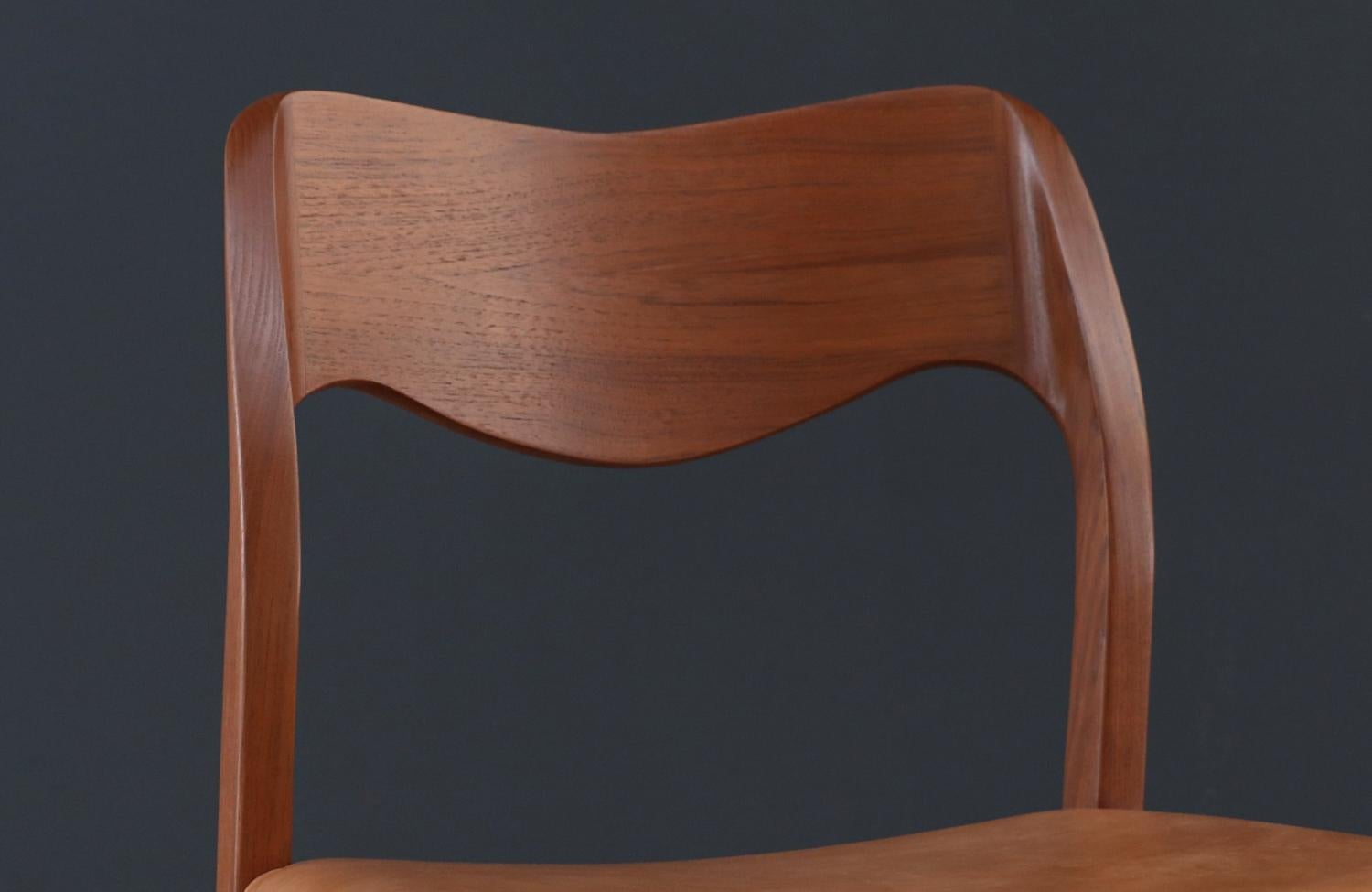 Restaurés par des experts - Arne Hovmand-Olsen chaises de salle à manger en teck et cuir en vente 1