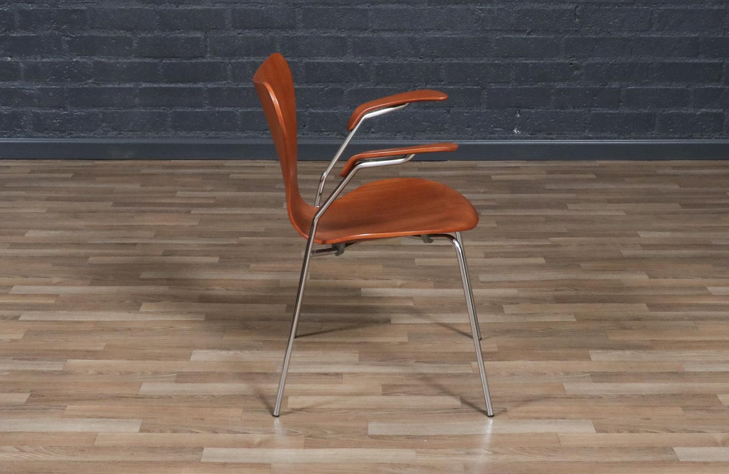 Mid-Century Modern Expertly Restored - Arne Jacobsen Series-7 Teak Desk Chair for Fritz Hansen For Sale