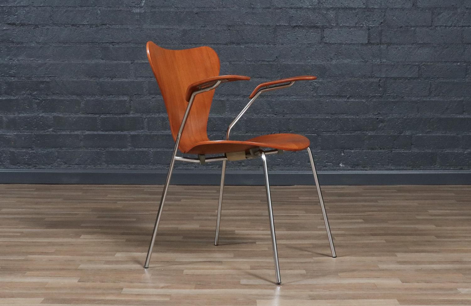 Expertly Restored - Arne Jacobsen Series-7 Teak Desk Chair for Fritz Hansen In Excellent Condition For Sale In Los Angeles, CA
