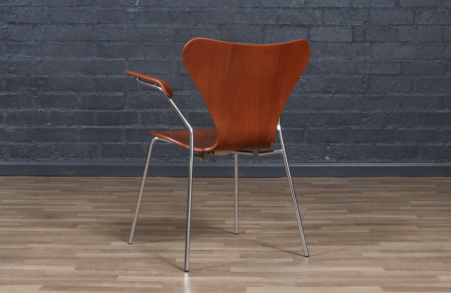 Mid-20th Century Expertly Restored - Arne Jacobsen Series-7 Teak Desk Chair for Fritz Hansen For Sale