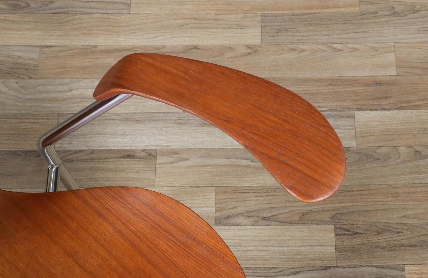 Steel Expertly Restored - Arne Jacobsen Series-7 Teak Desk Chair for Fritz Hansen For Sale