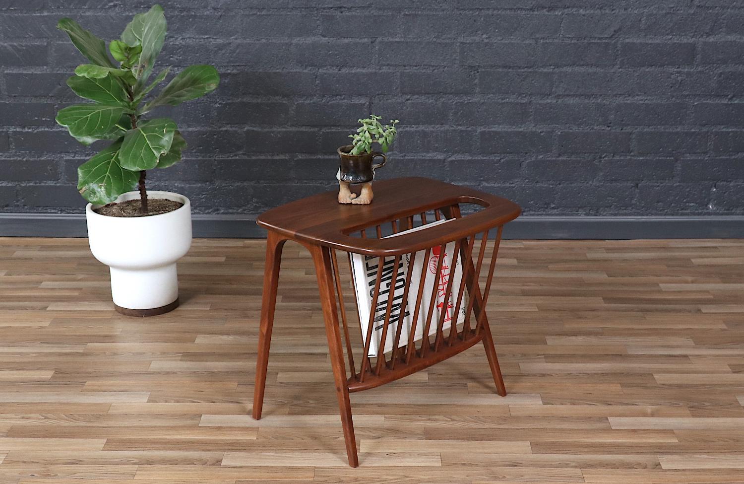 This beautifully crafted Mid-Century Modern magazine table by Arthur Umanoff for Washington Woodcraft exemplifies both form and function. The solid walnut construction features Umanoff’s signature clean lines, with an integrated magazine rack