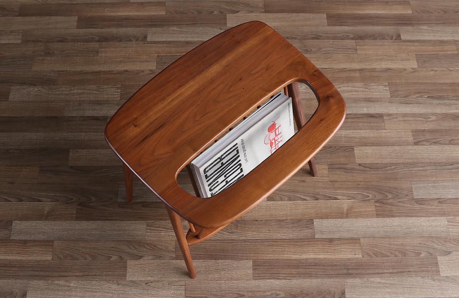 Expertly Restored - Arthur Umanoff Spindle Side Table w/ Magazine Shelf In Excellent Condition In Los Angeles, CA