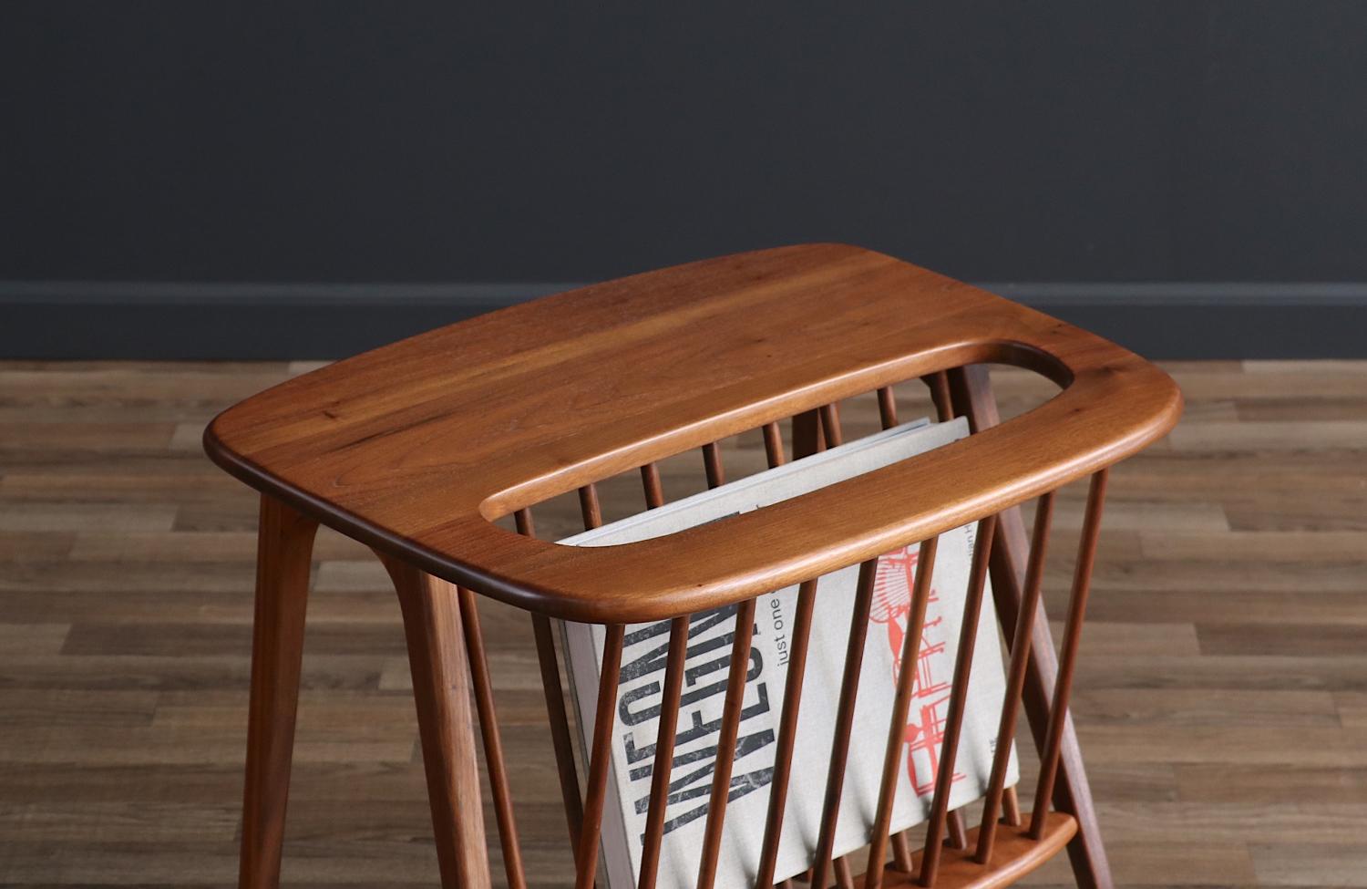 Mid-20th Century Expertly Restored - Arthur Umanoff Spindle Side Table w/ Magazine Shelf