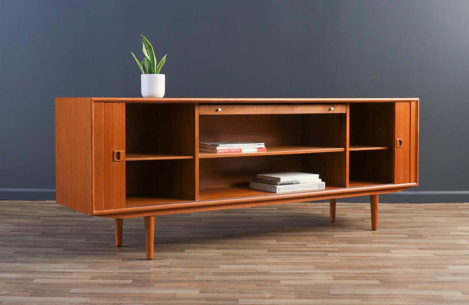 Expertly Restored - Axel Christiansen Teak Tambour-Door Credenza for Aco Mobler In Excellent Condition For Sale In Los Angeles, CA