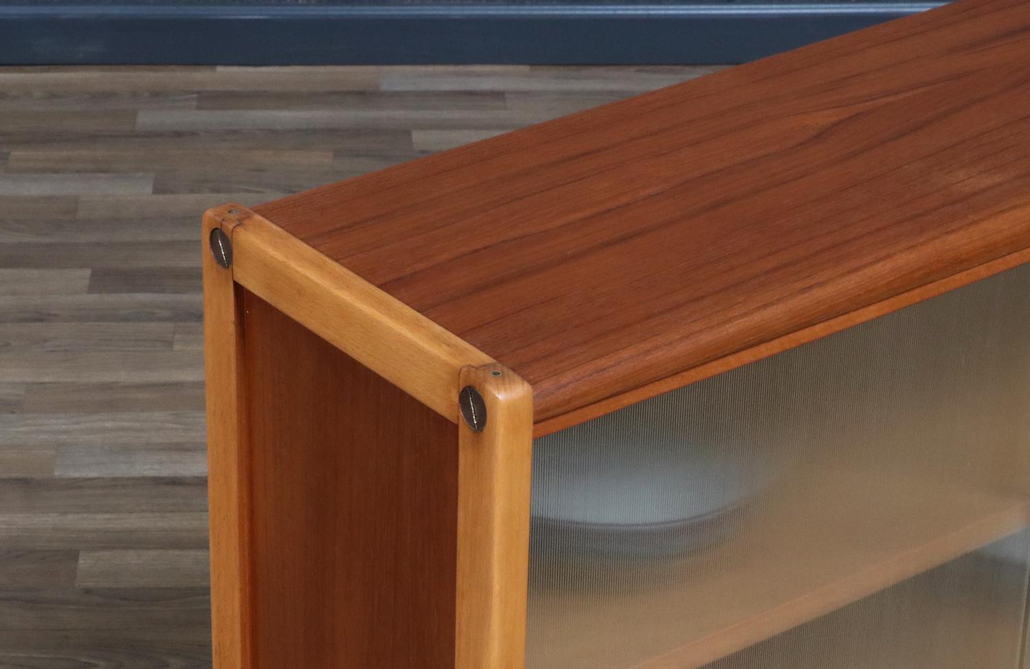 Restaurata con perizia - Libreria in teak e quercia di Bertil Fridhagen per Bodafors in vendita 3