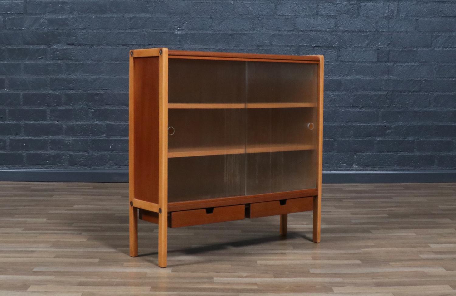 ________________________________________

Trasformare un mobile Mid-Century Modern è come riportare in vita la storia e noi affrontiamo questo viaggio con passione e precisione. Con oltre 17 anni di esperienza artigianale, il nostro studio di Los